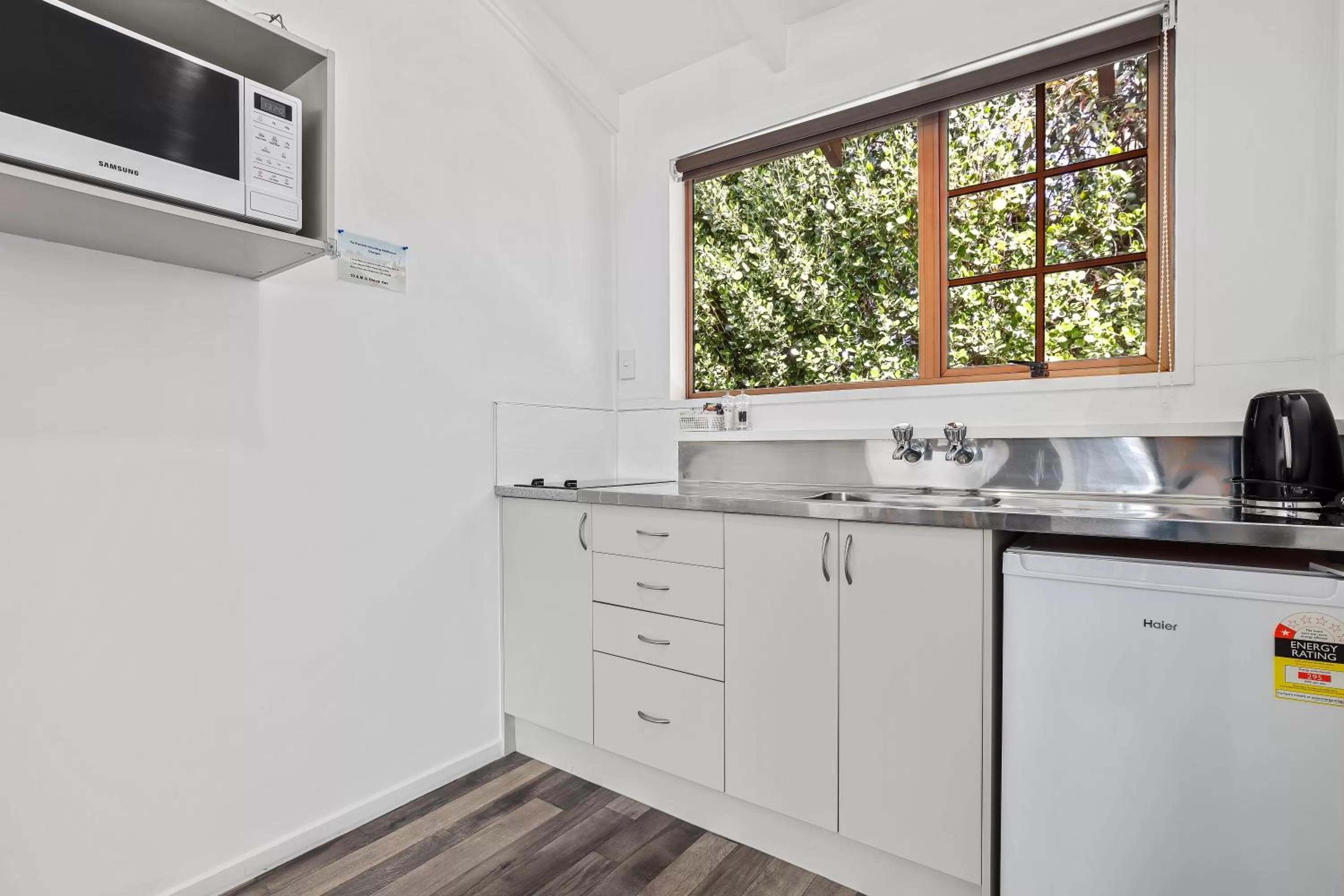 Kitchen or kitchenette in Colonial Lodge Motel