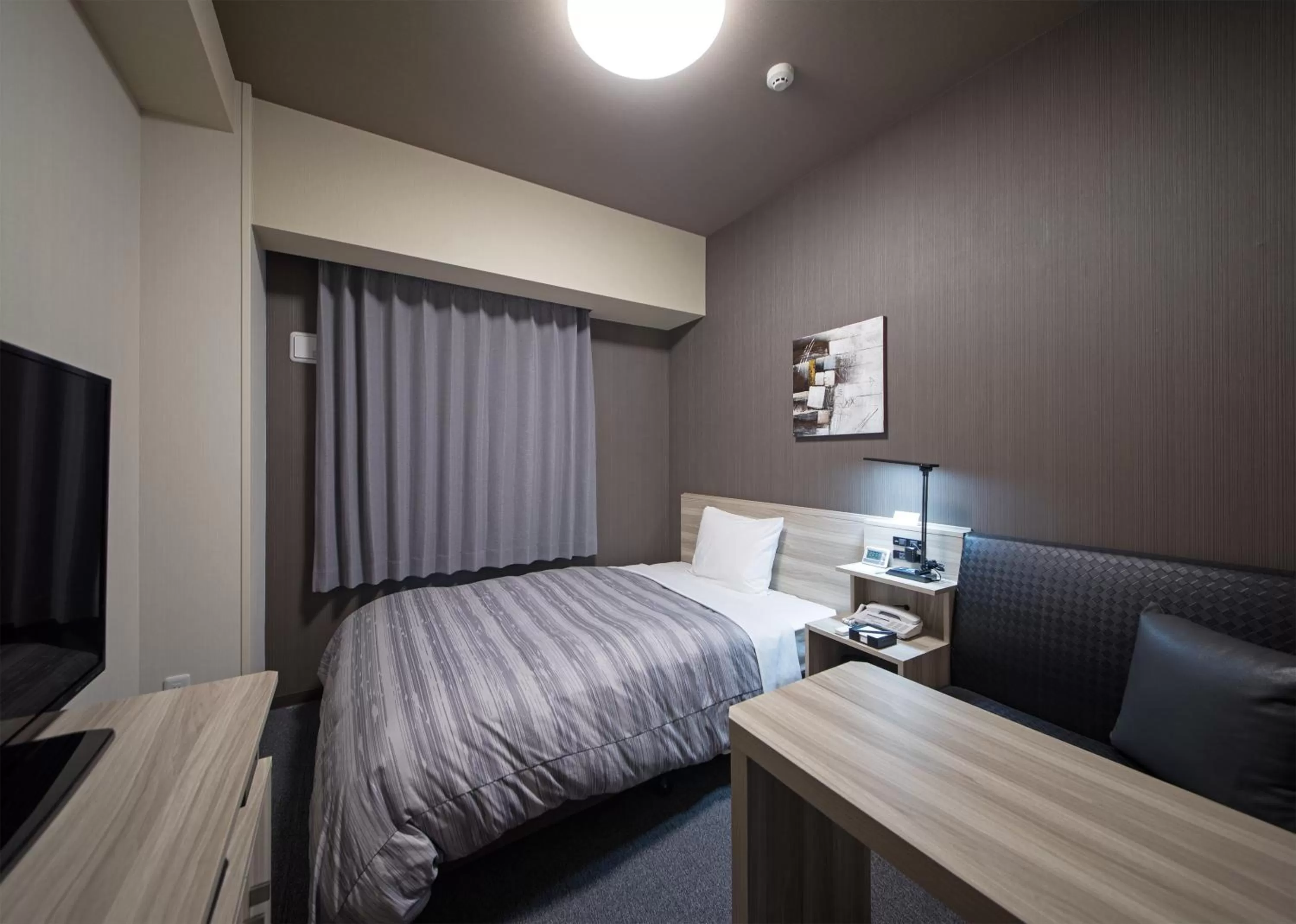 Bed in Hotel Route-Inn Hamada Ekimae