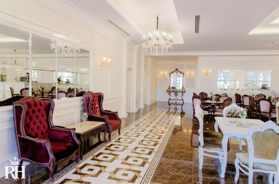 Restaurant/places to eat in Royal Hill Hotel