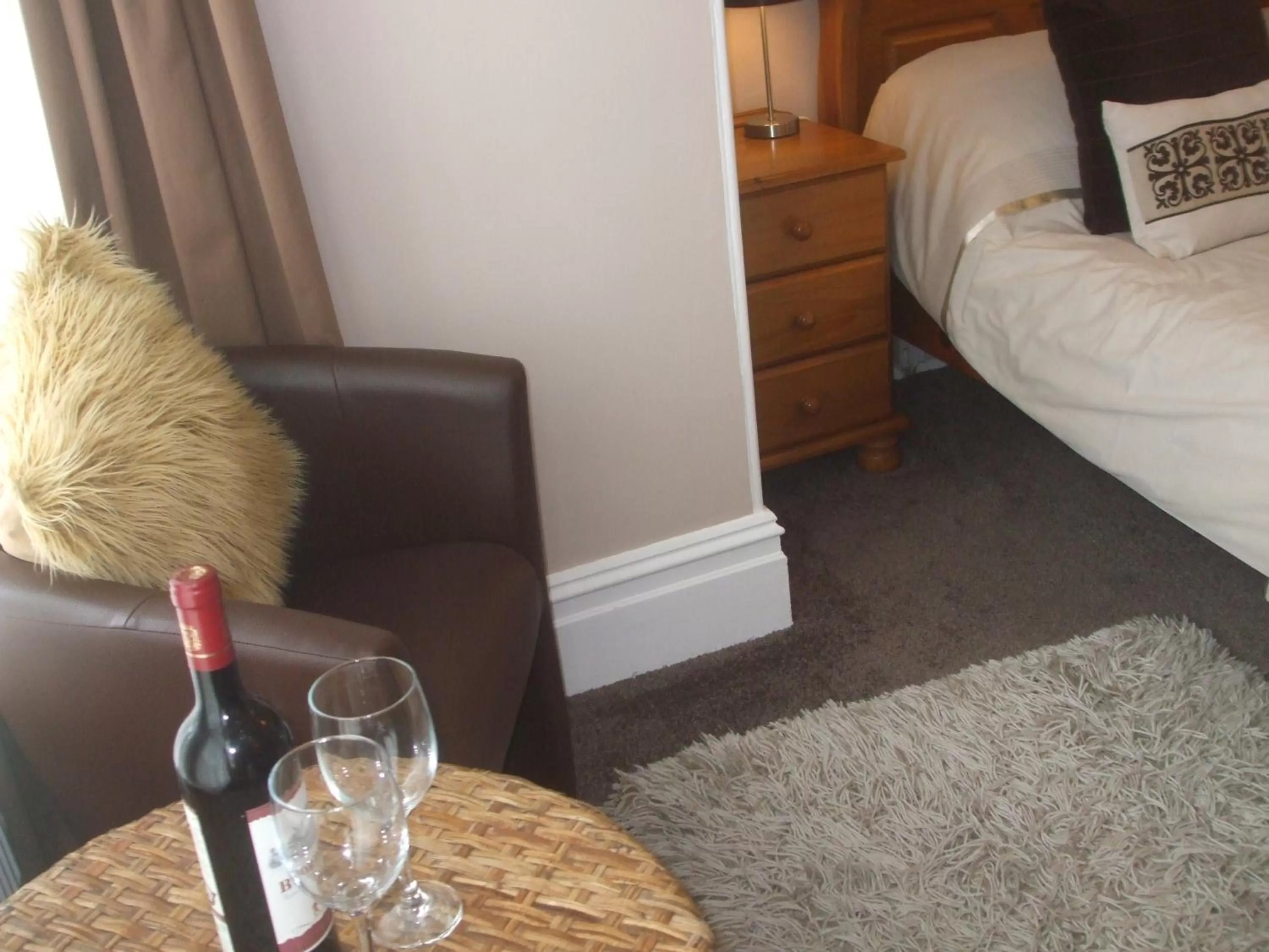 Alcoholic drinks, Bed in Chiverton House Guest Accommodation