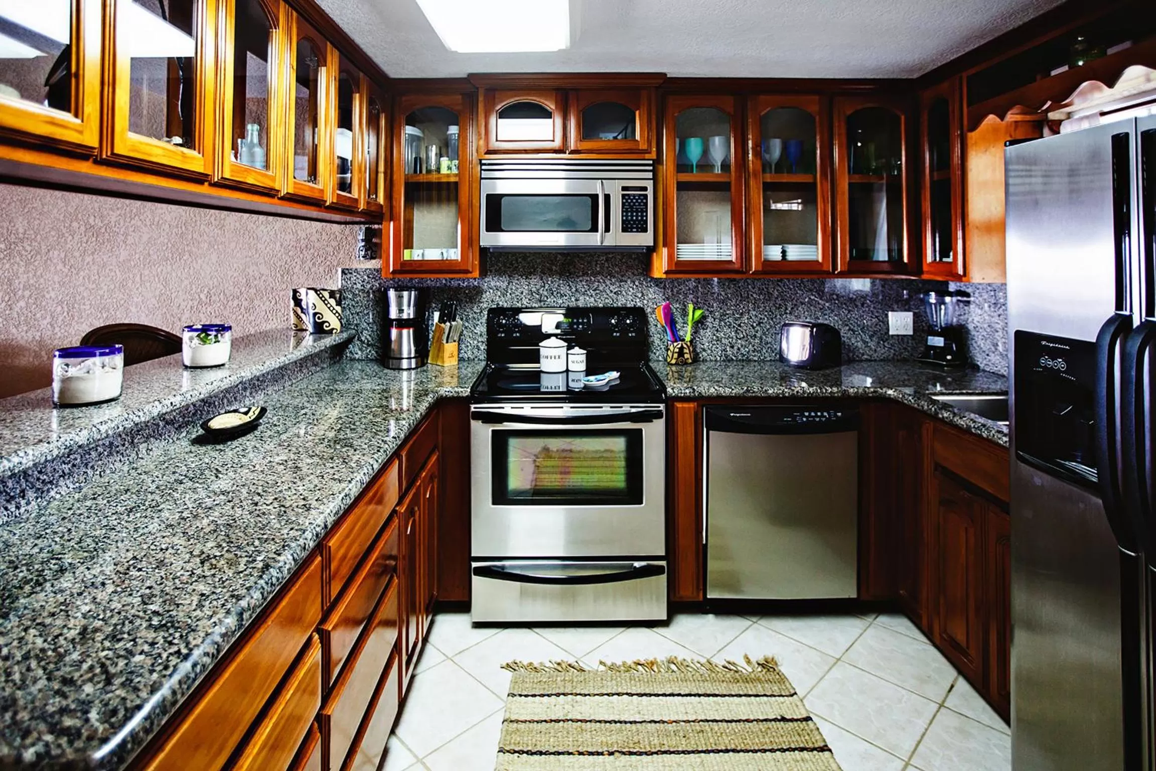 Kitchen or kitchenette in Pelican Reef Villas Resort