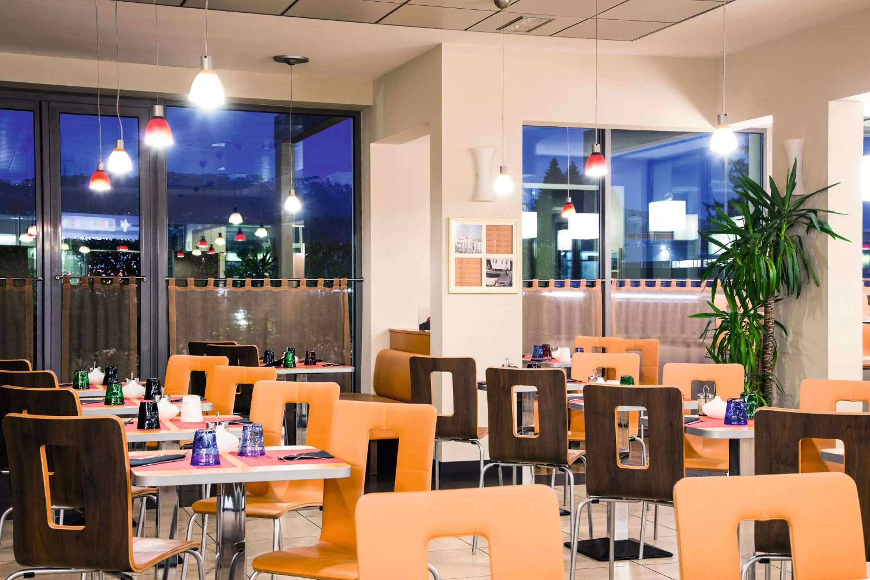 Restaurant/places to eat in Ibis Como