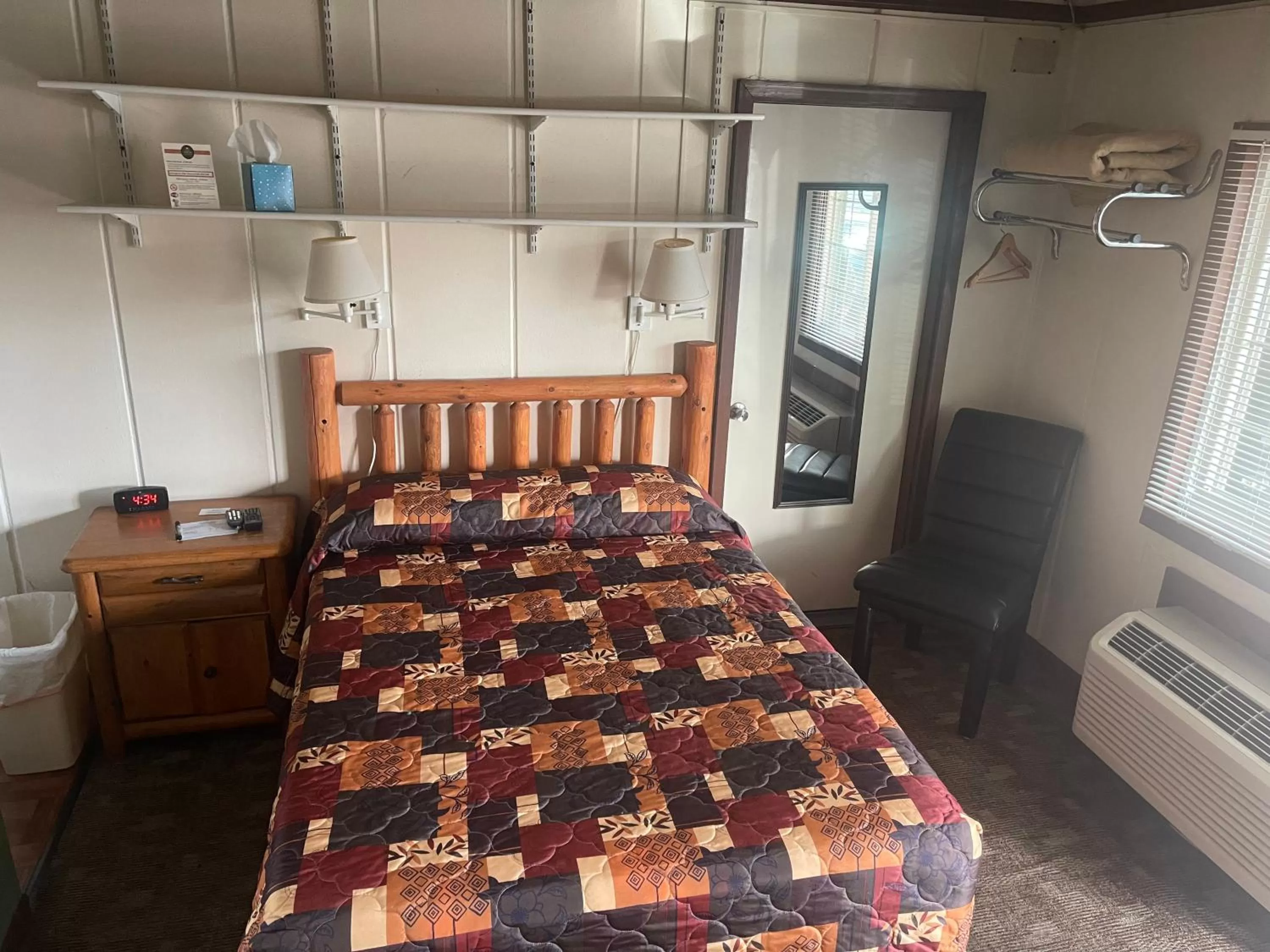 Bed in Olde Mill Inn of Clarkston