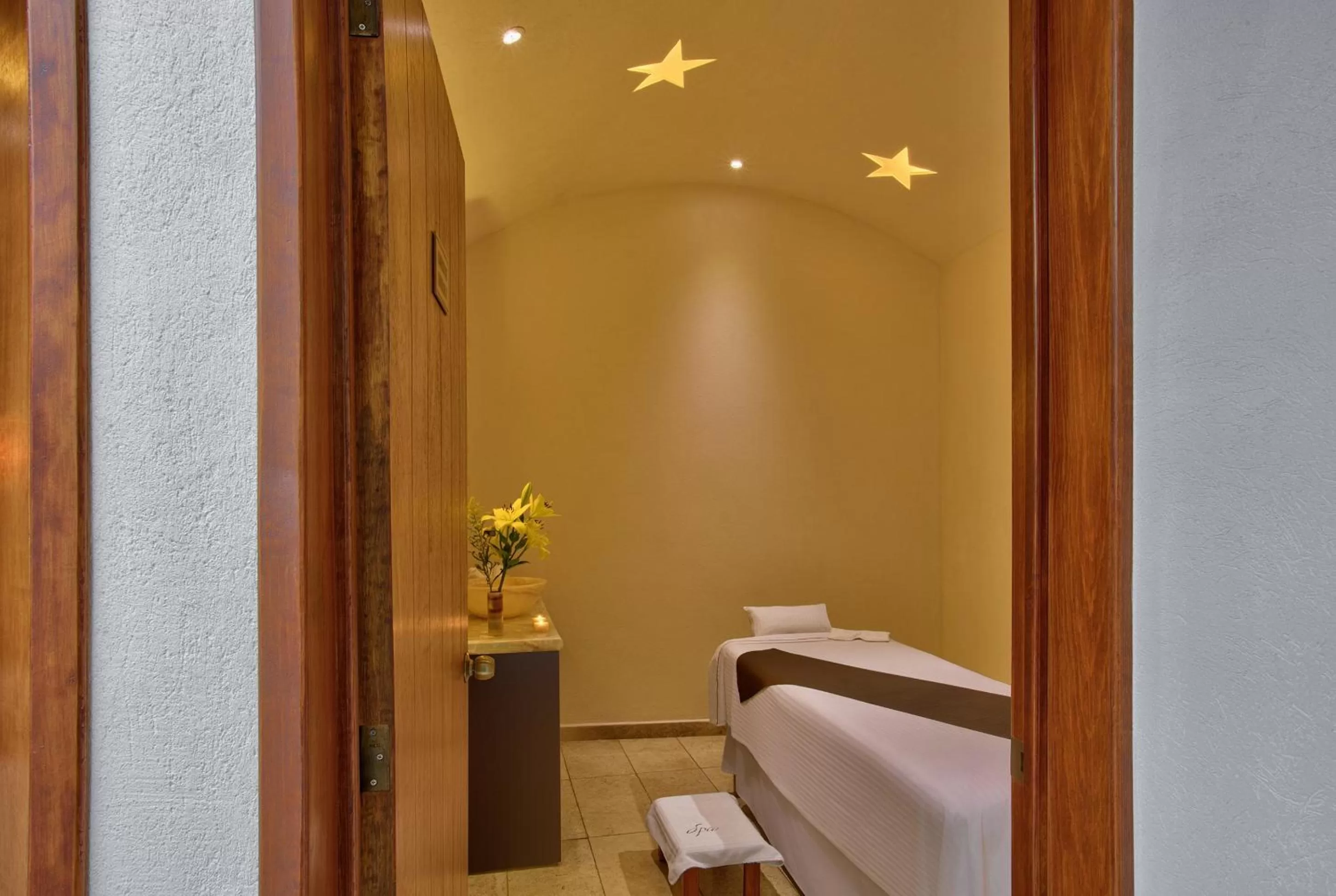 Massage, Bed in Hacienda Jurica by Brisas