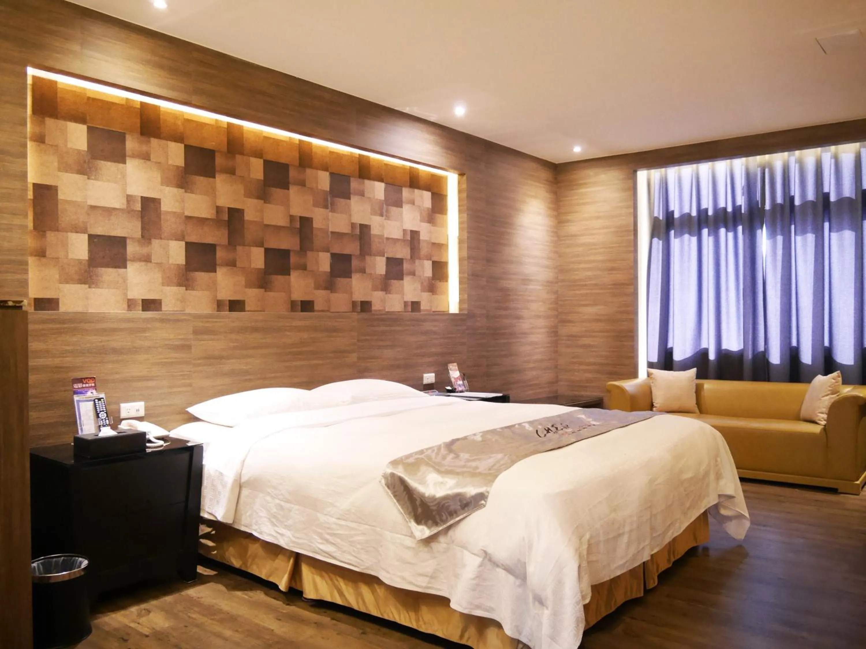 Photo of the whole room, Bed in Refinement Motel