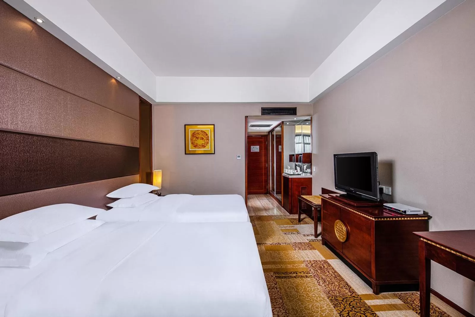 Photo of the whole room, Bed in Crowne Plaza Foshan by IHG
