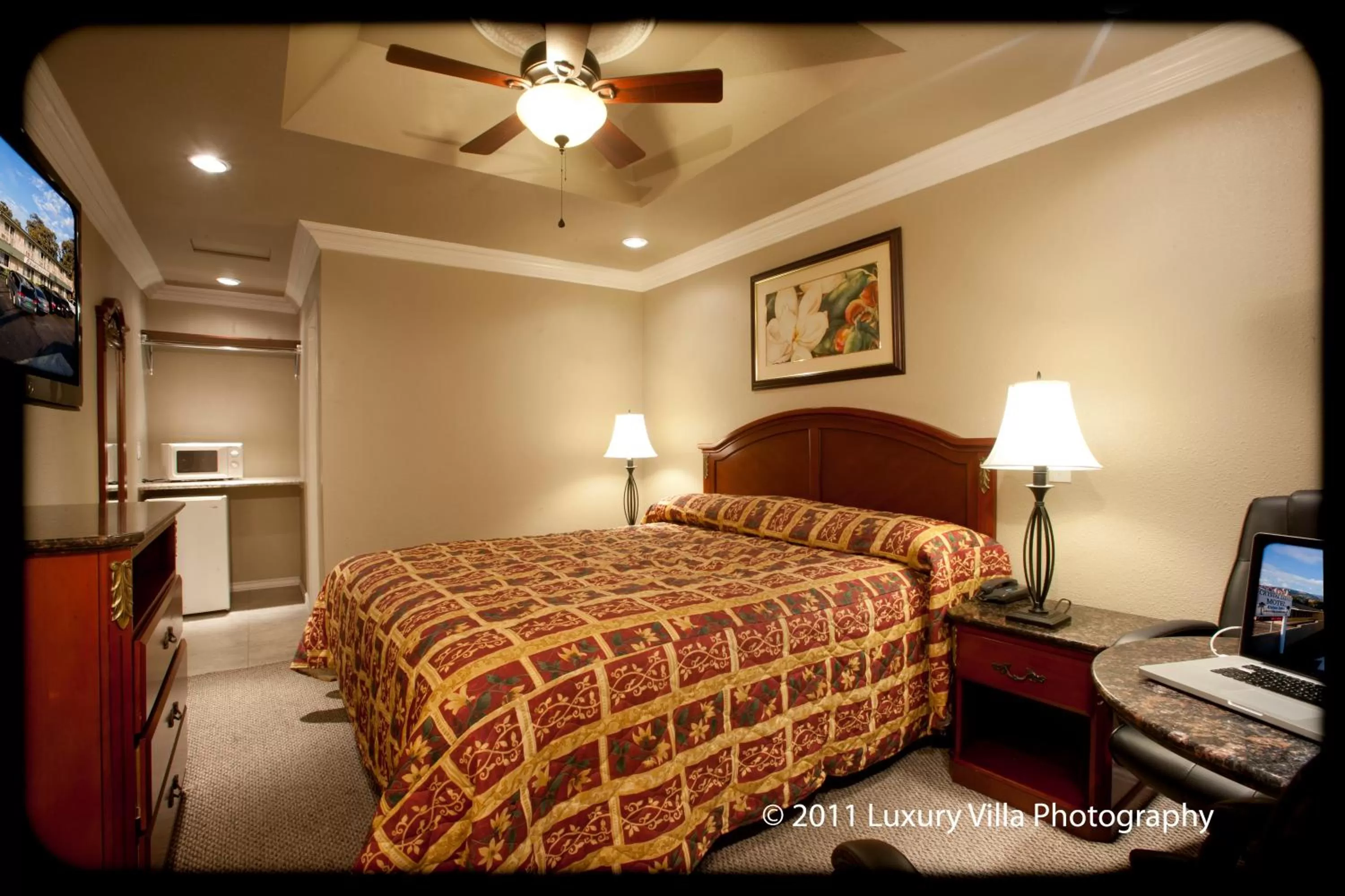 Bed in Crystal Lodge Motel