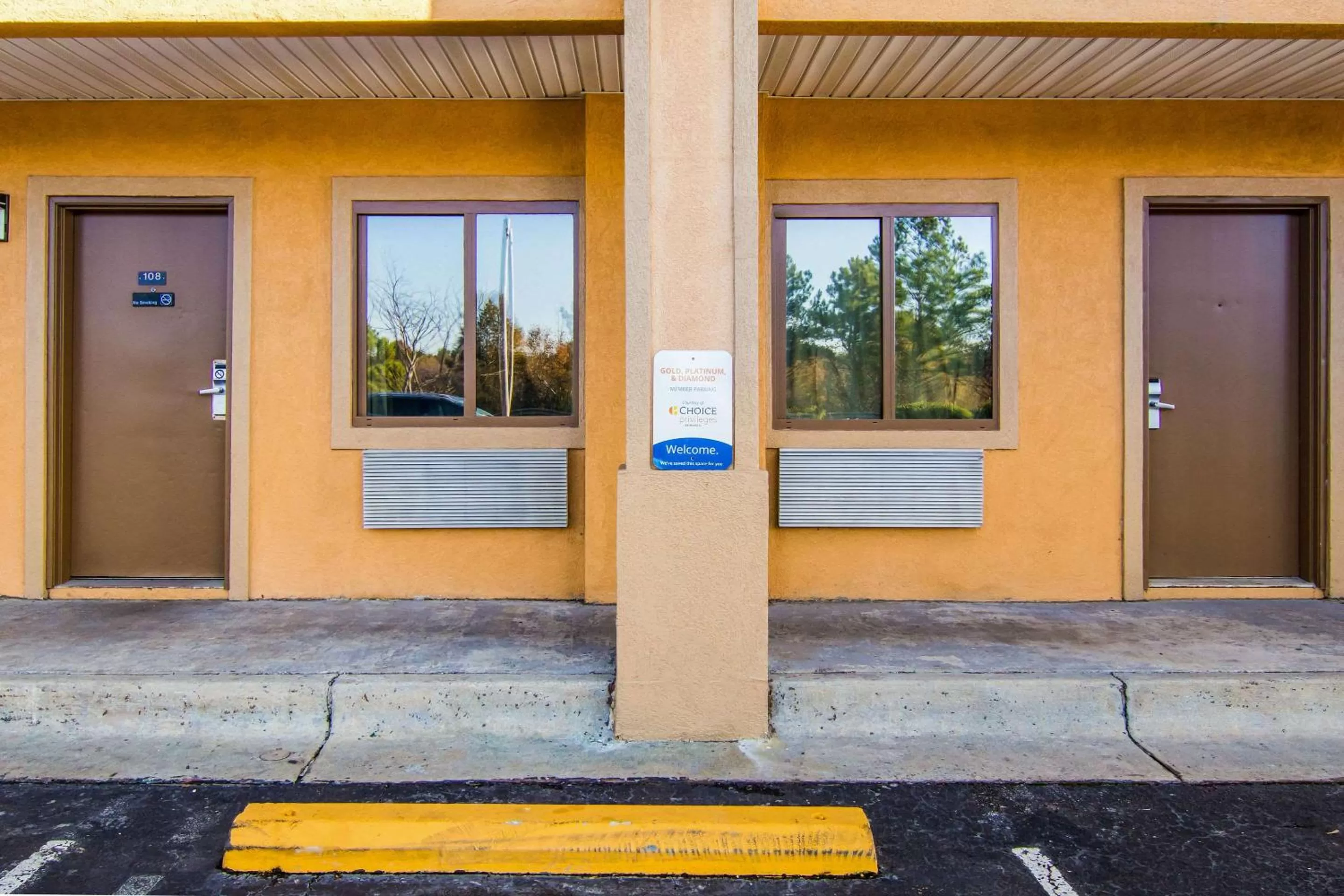 Property building in Econo Lodge Atlanta Airport East