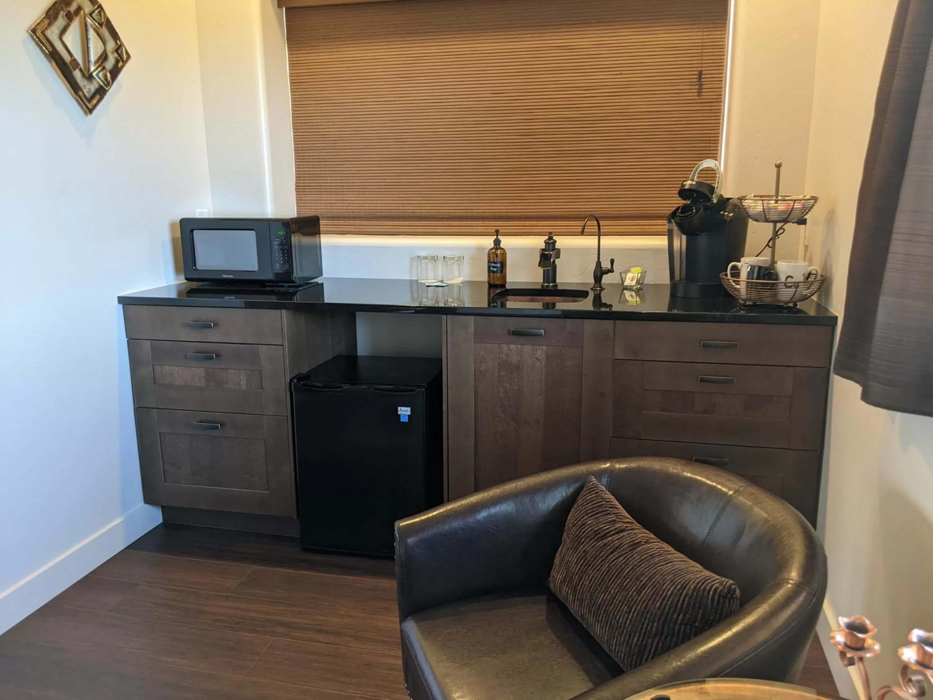 Coffee/tea facilities, Kitchen/Kitchenette in Origins Bed and Breakfast