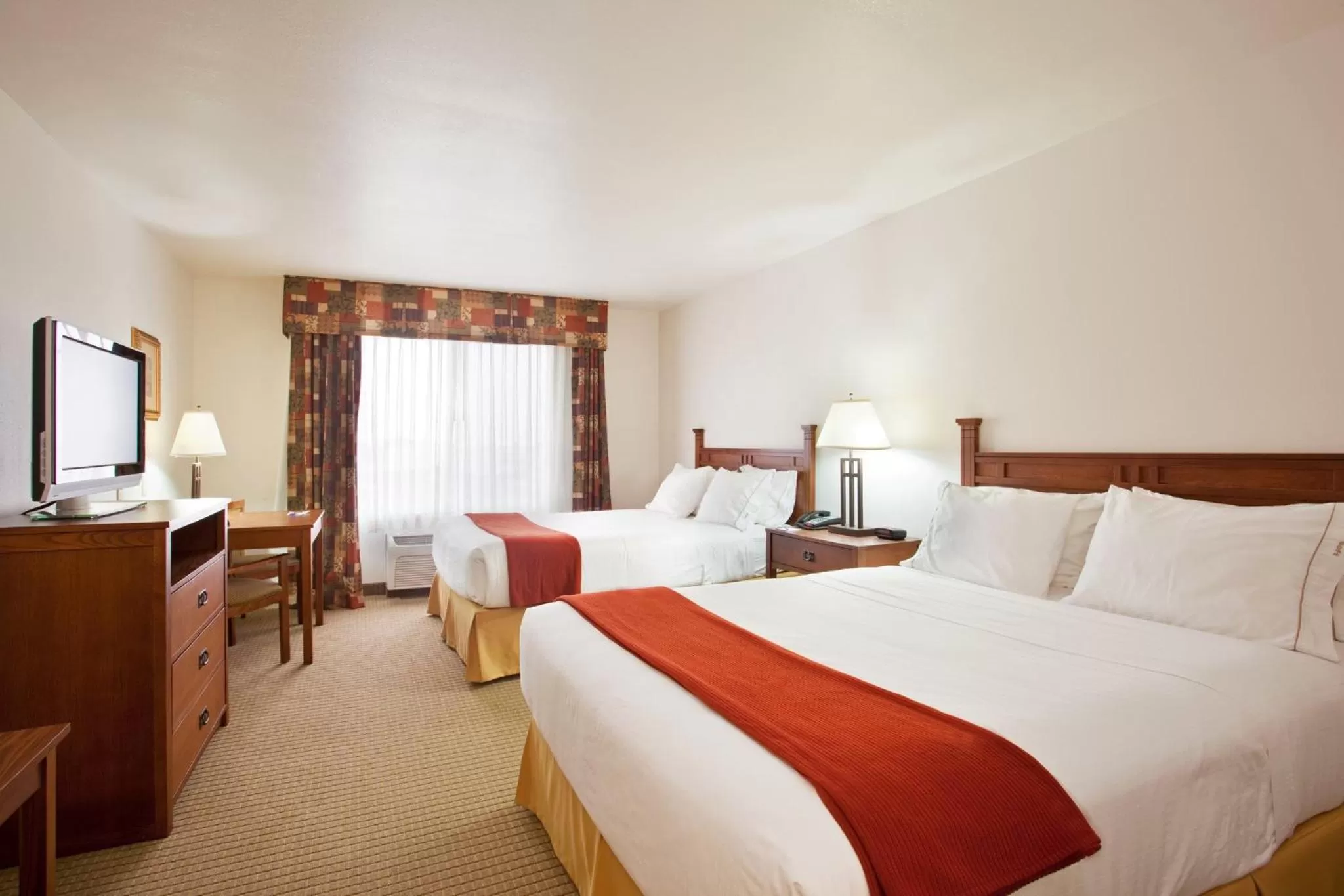 Photo of the whole room, Bed in Holiday Inn Express Hotel & Suites Mattoon by IHG