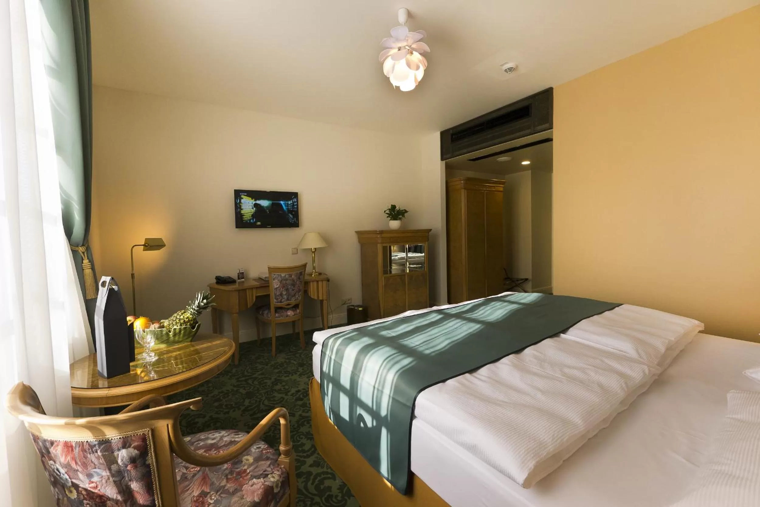 TV and multimedia, Bed in Grandhotel Ambassador Národní Dům