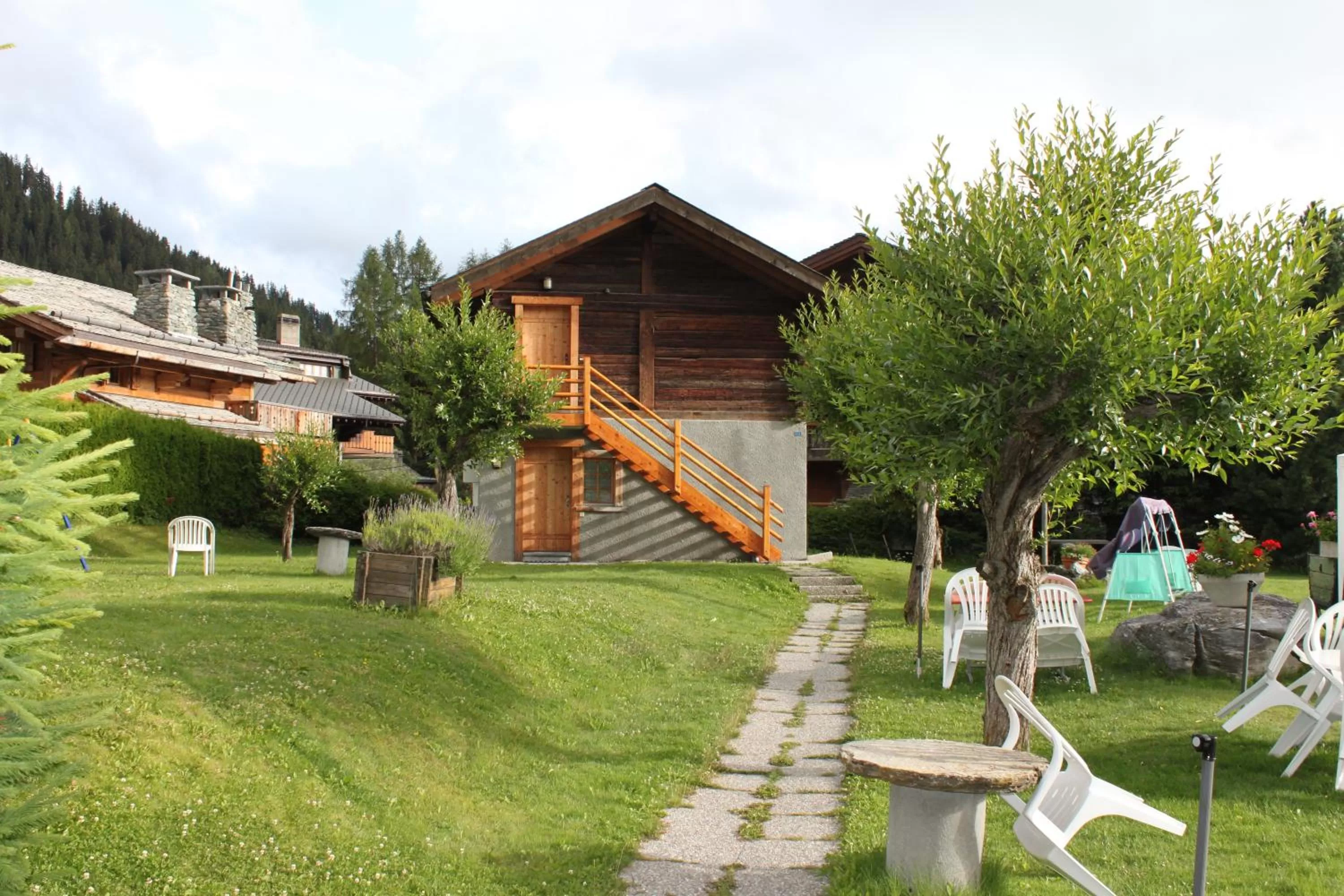Garden, Property Building in Hotel de la Poste Verbier
