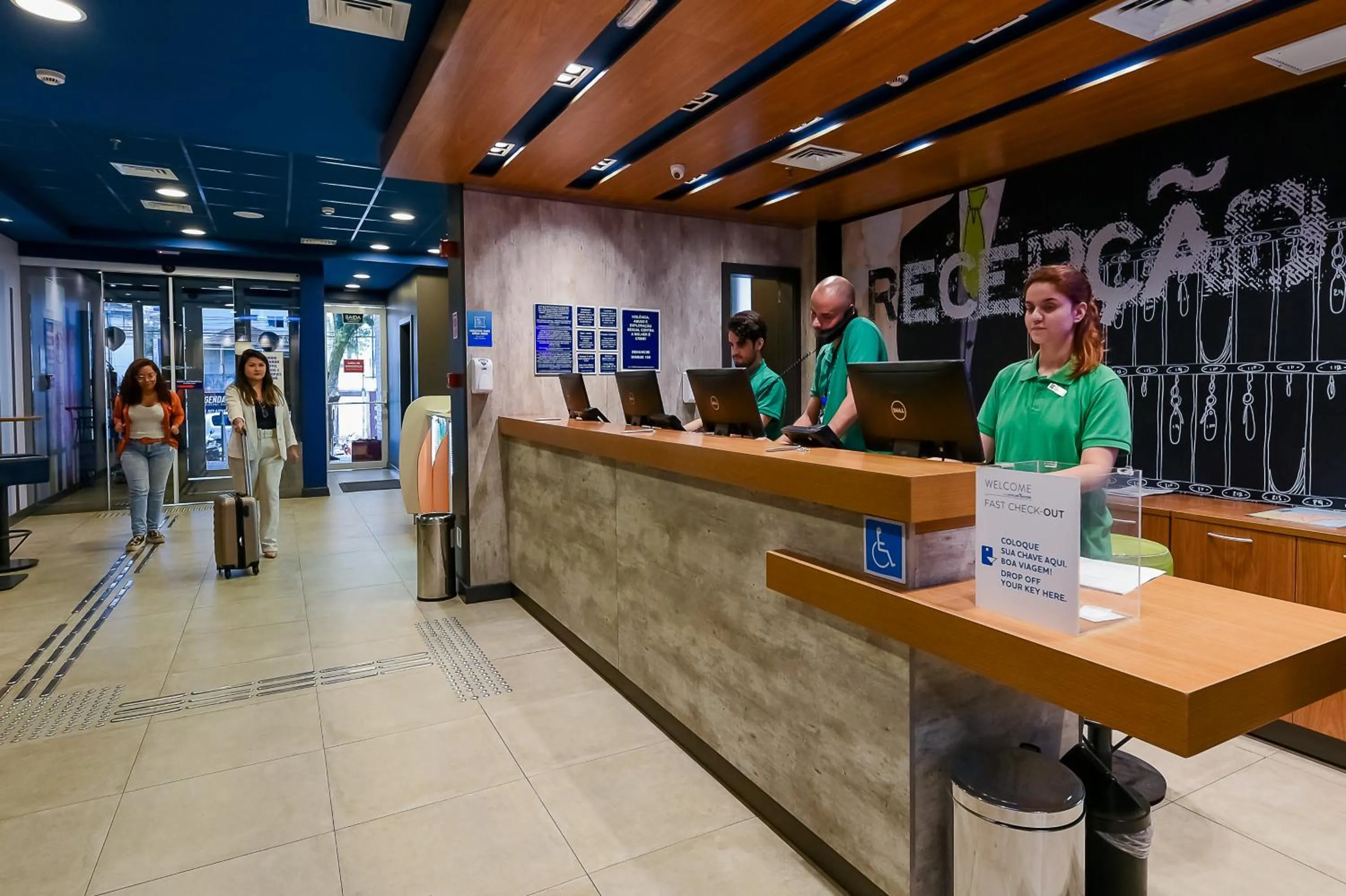 Staff in ibis budget Santos Gonzaga
