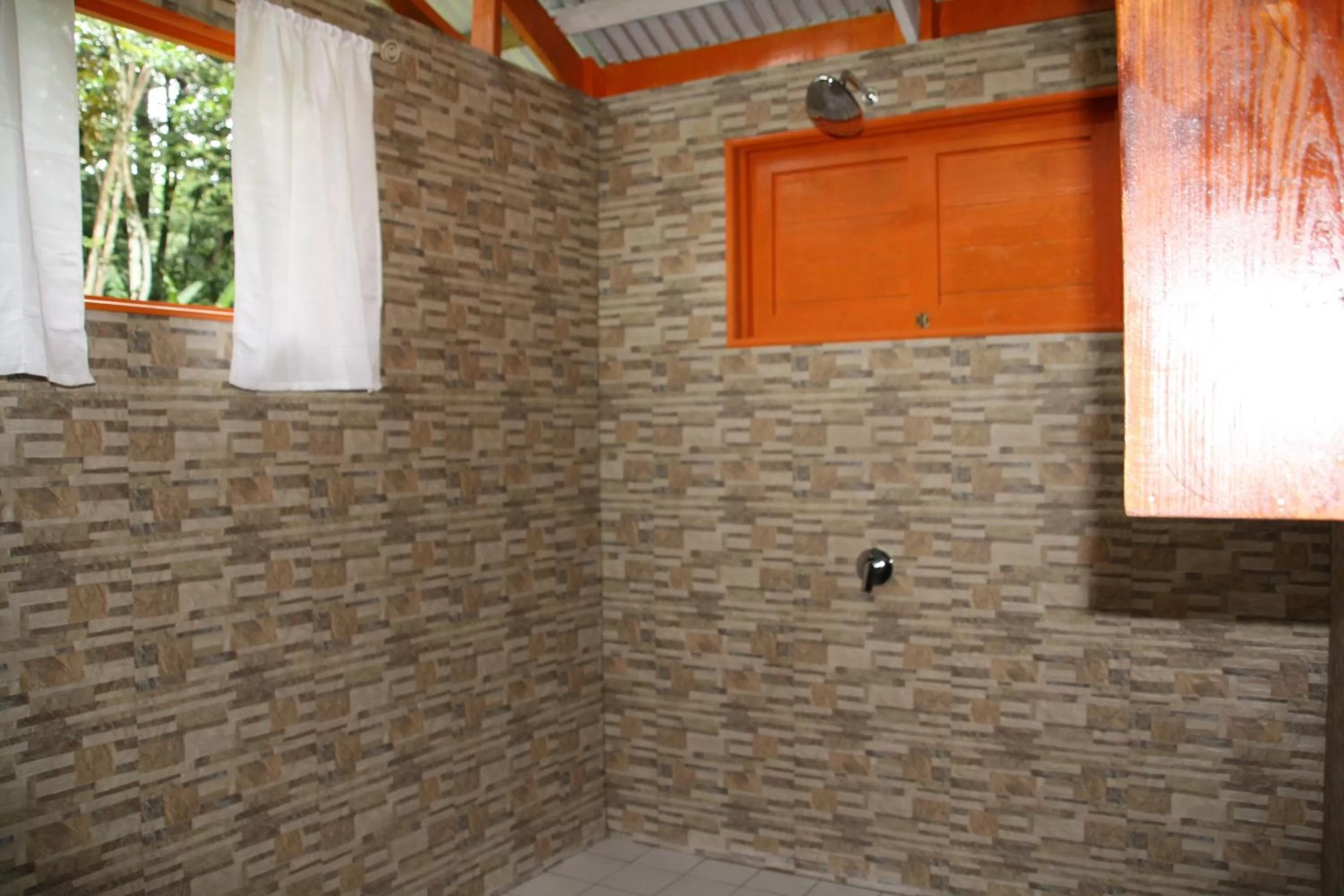 Bathroom in Surf Break at Paunch