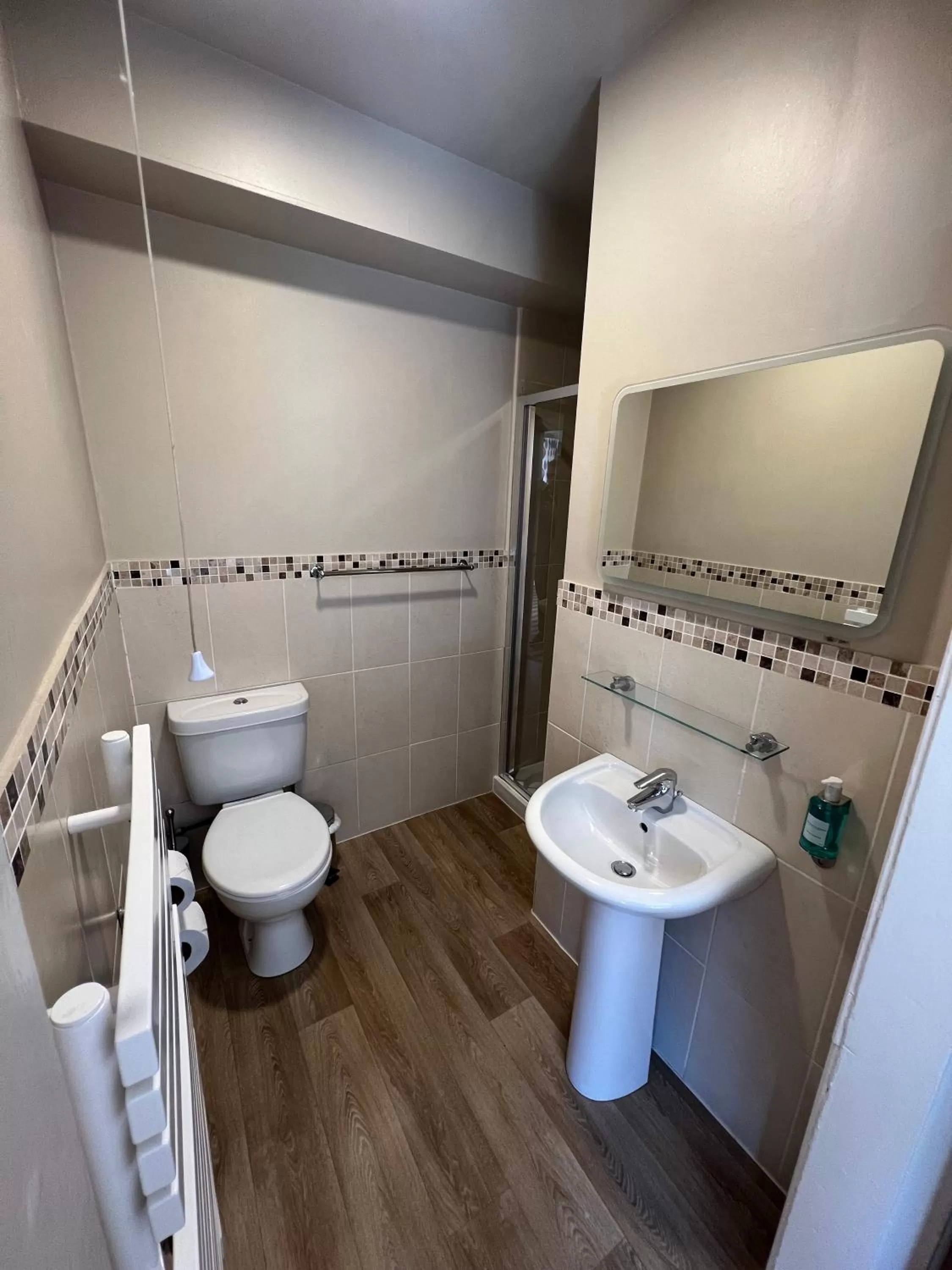 Shower in Belmore Court & Motel