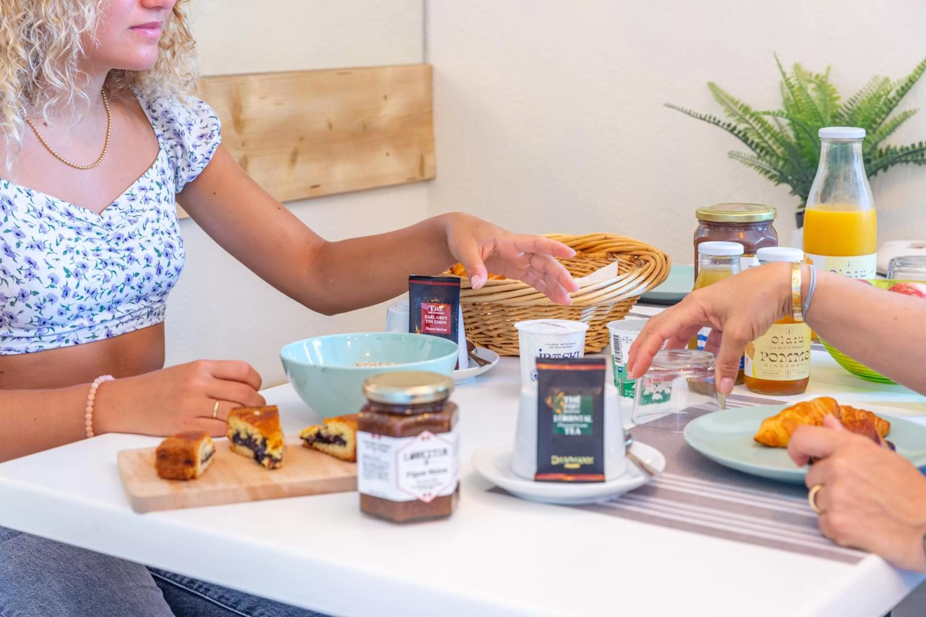 Buffet breakfast in Hôtel & Appart-hôtel Olatua