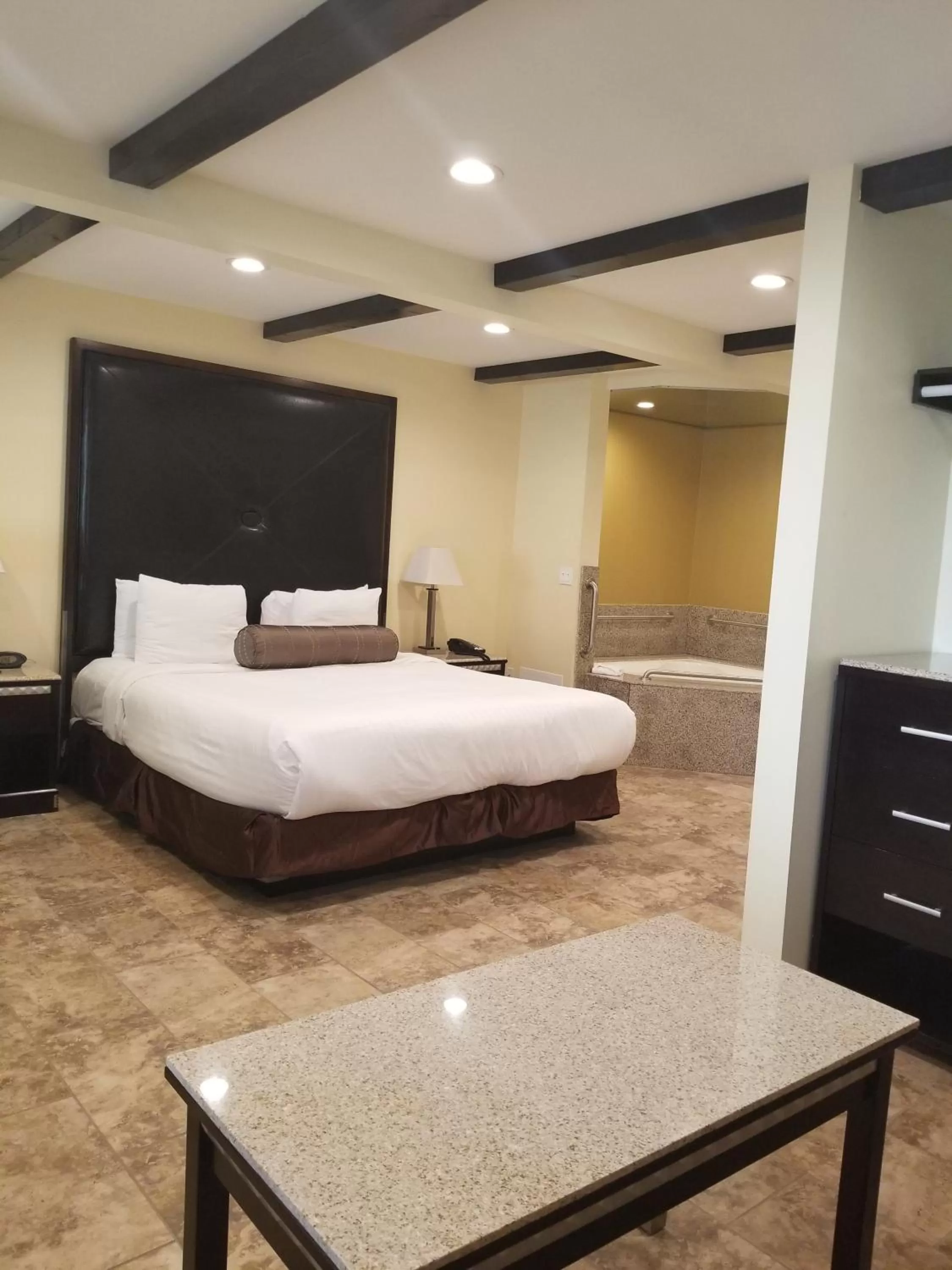 Hot Tub, Bed in Tuscan Garden Inn