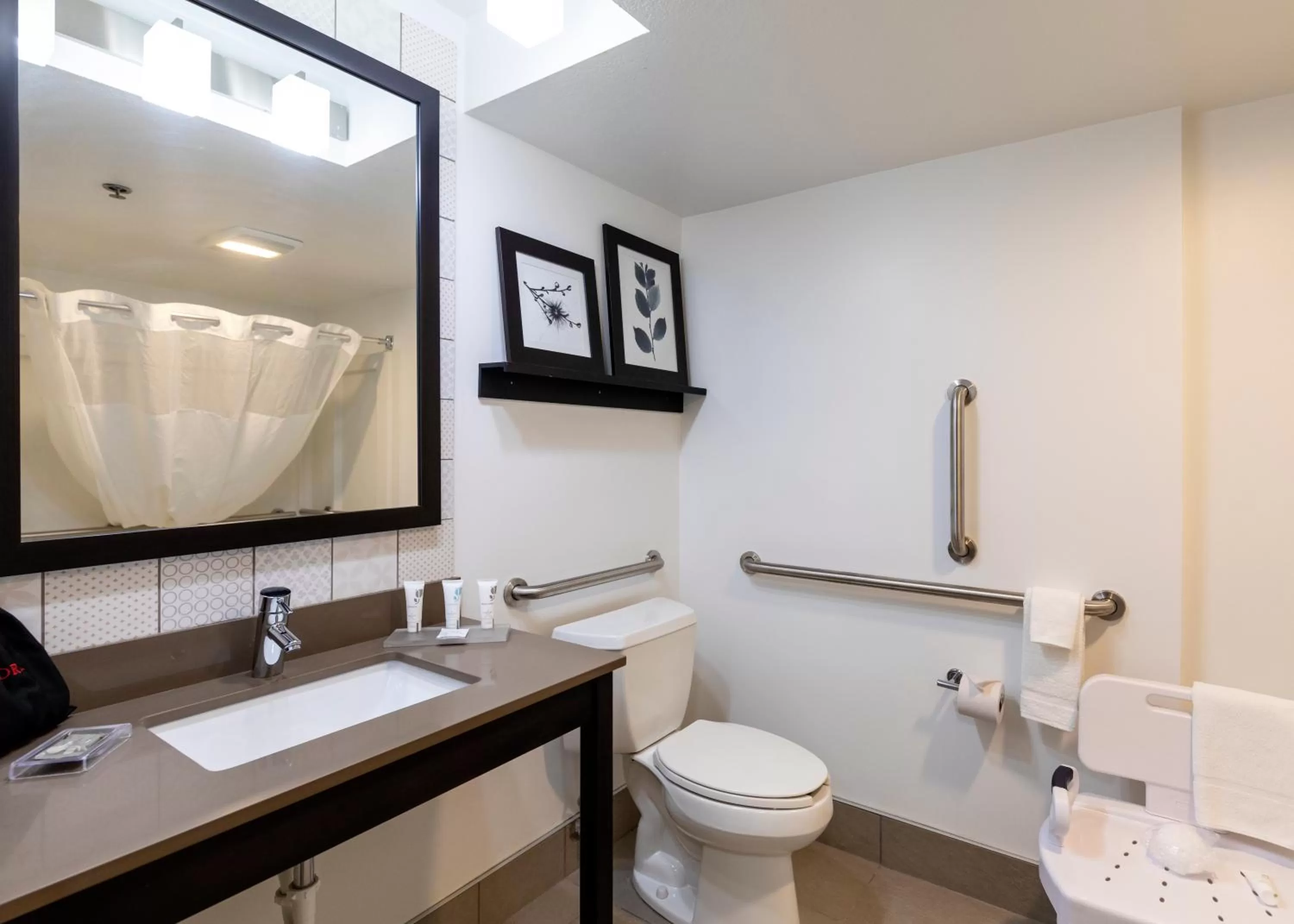 Shower in Country Inn & Suites by Radisson, Appleton Airport - Fox River Mall Area