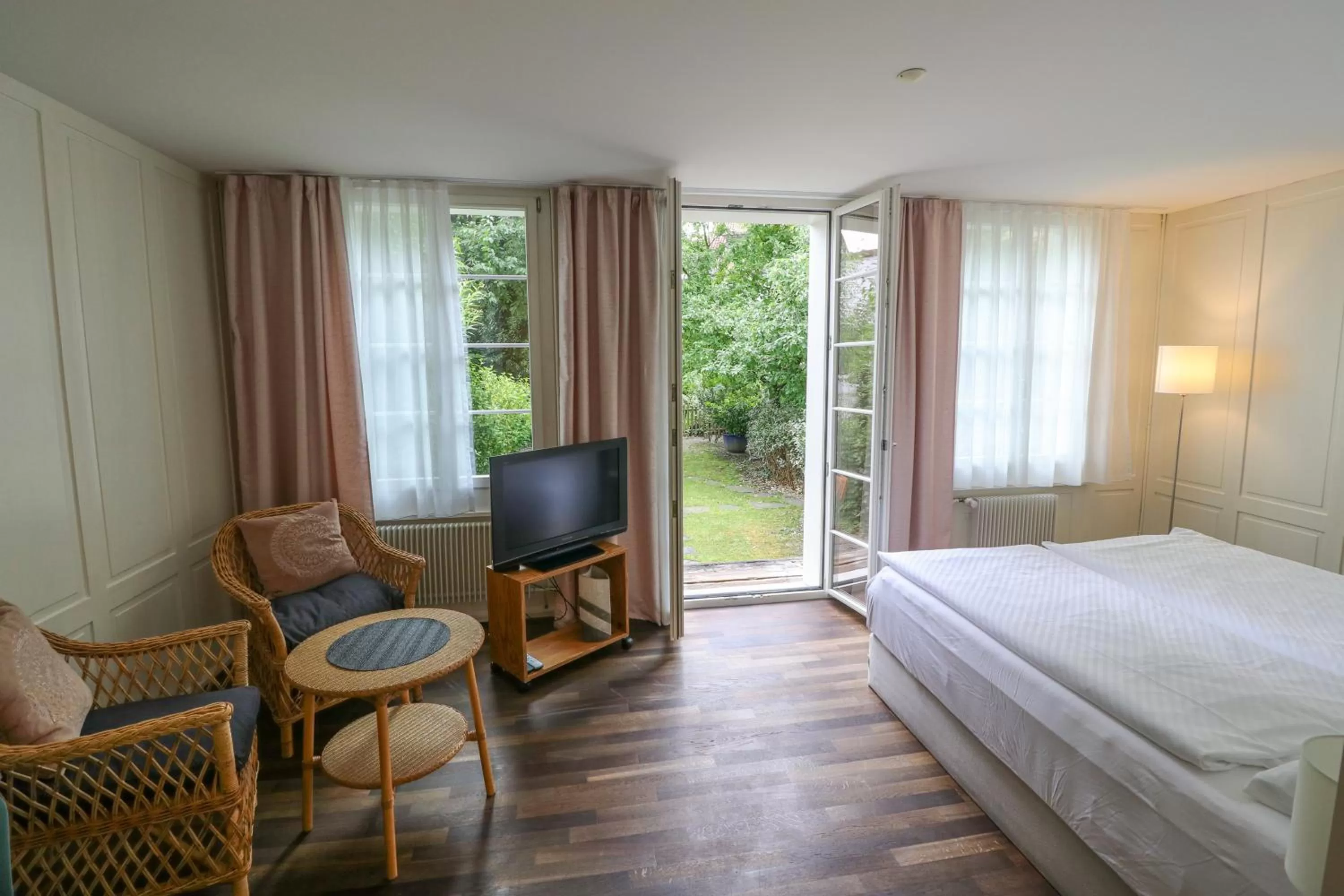 Seating area, TV/Entertainment Center in EMMA Bett und Bistro