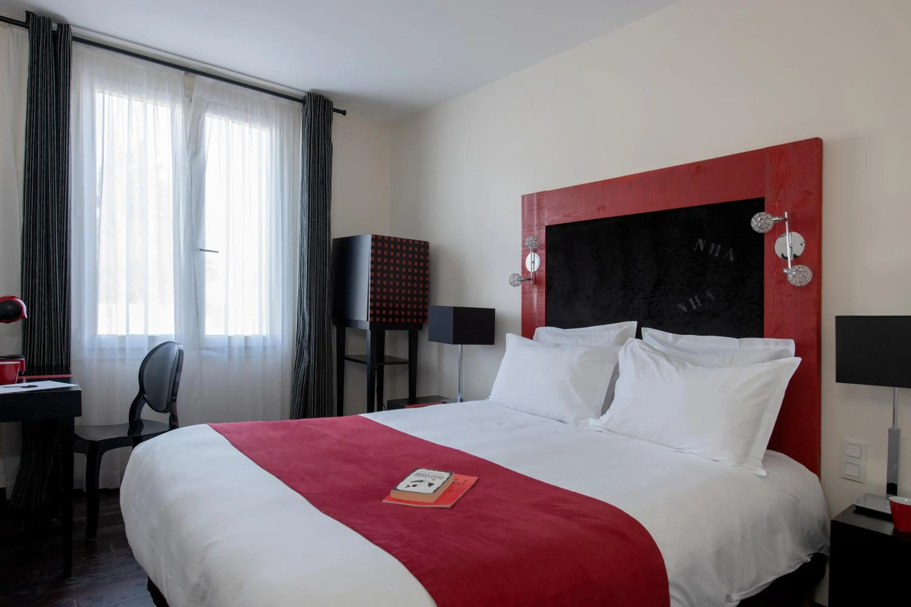 Bed in Hôtel Arles Plaza