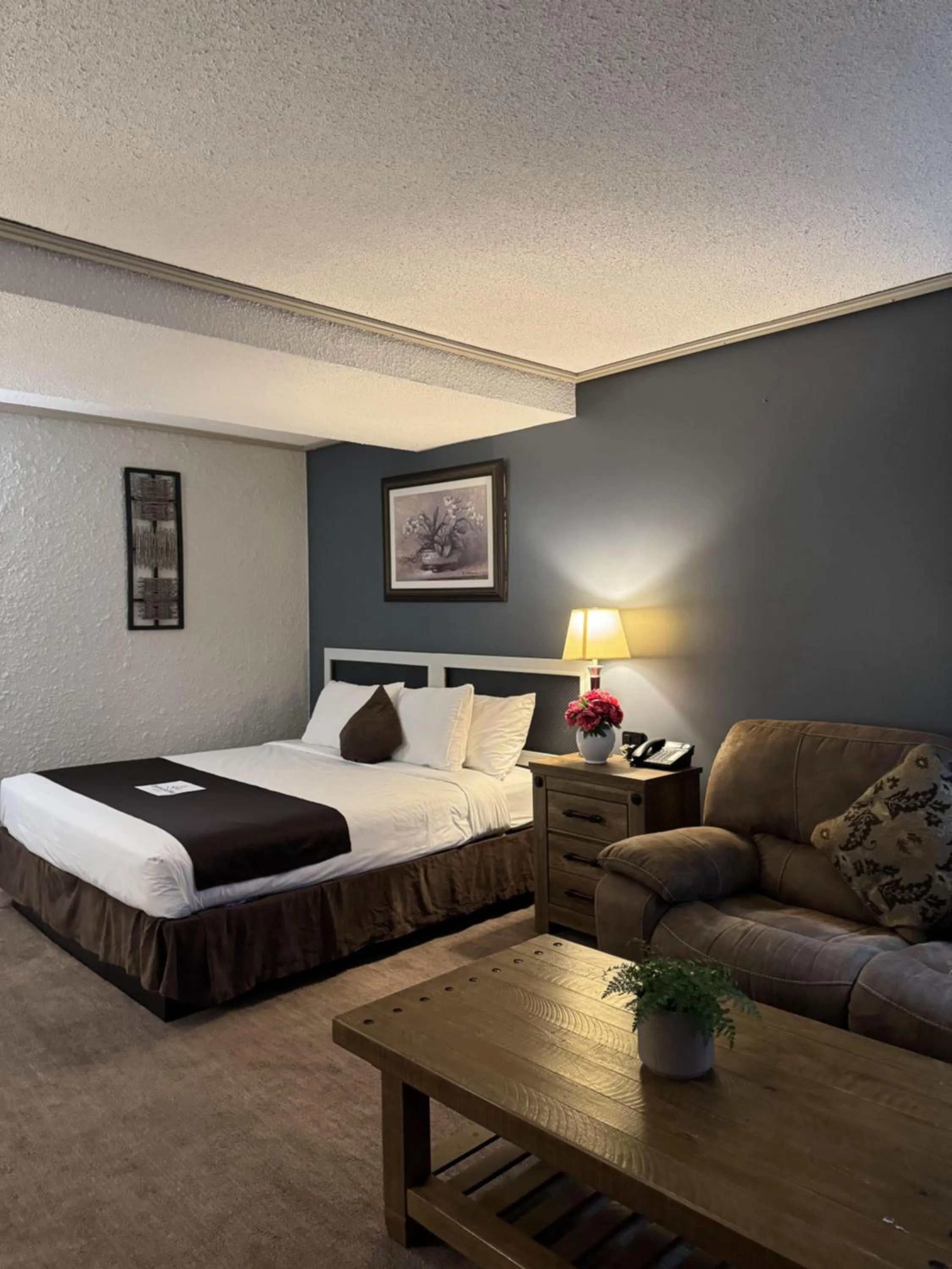 Bed in Divya Sutra Plaza and Conference Centre, Vernon, BC