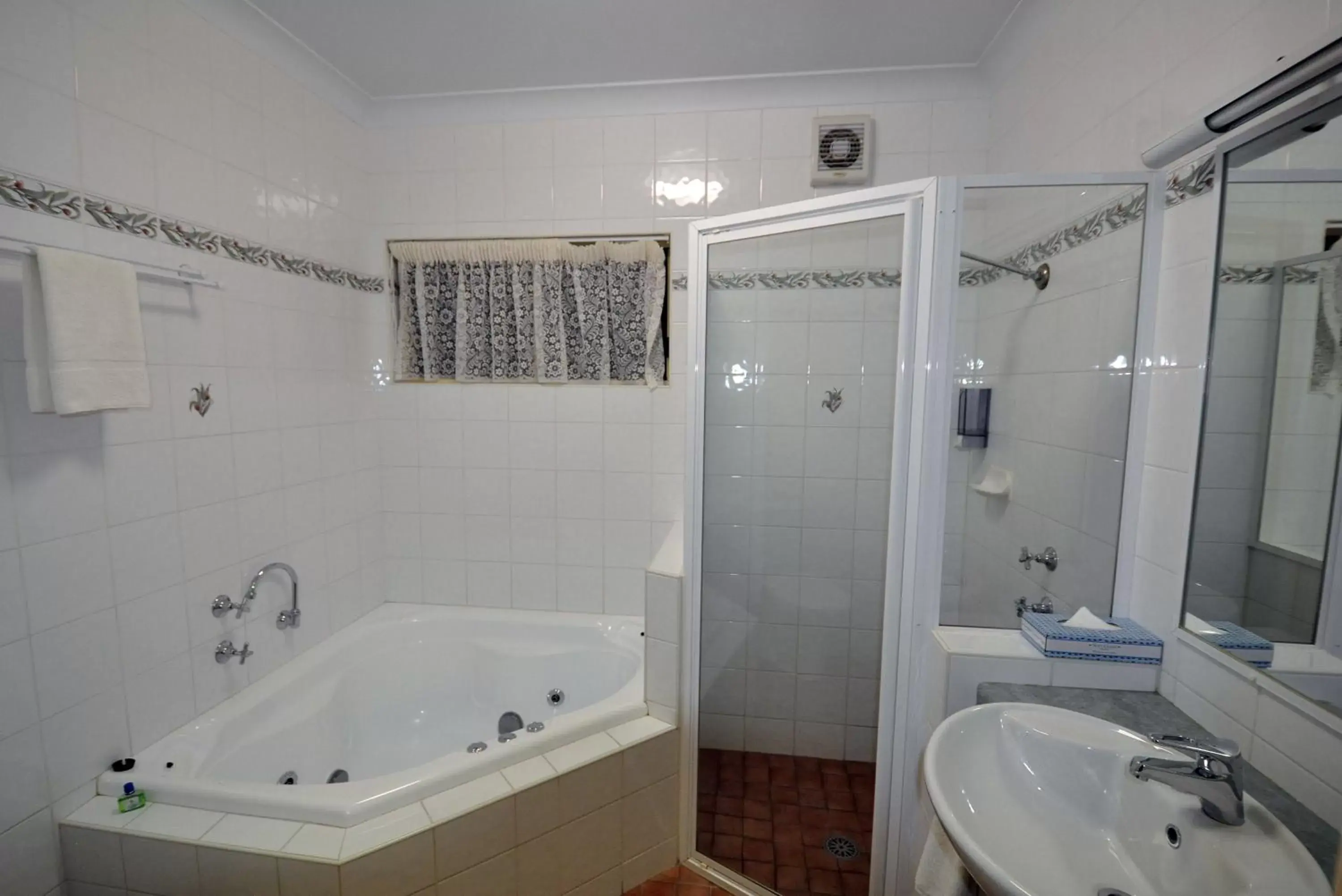 Deluxe Suite with Spa Bath in Green Gables Motel Deluxe Suite with Spa Bath in Green Gables Motel