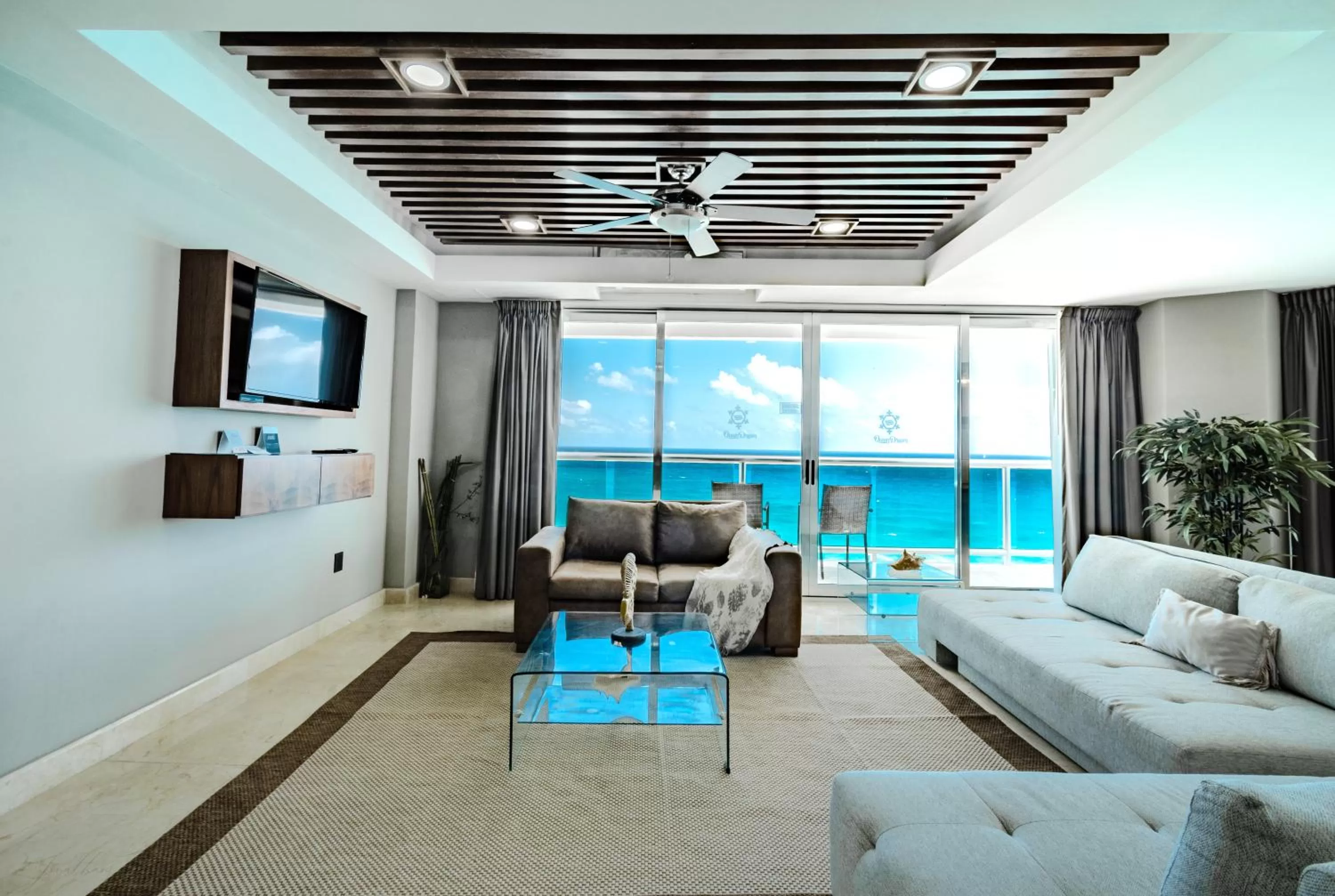 Living room in Ocean Dream Cancun by GuruHotel
