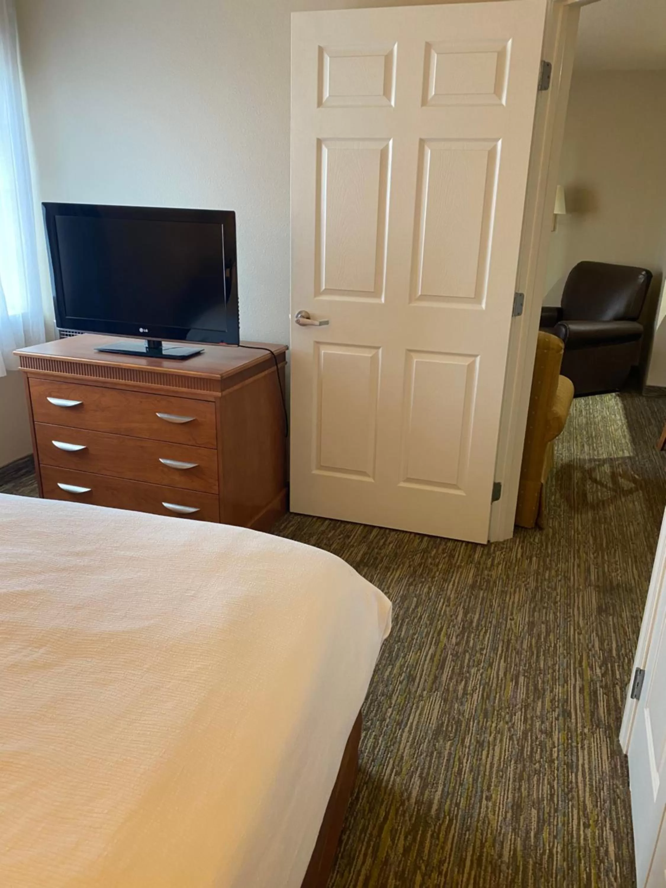 Bedroom, Bed in Candlewood Williamsport by IHG