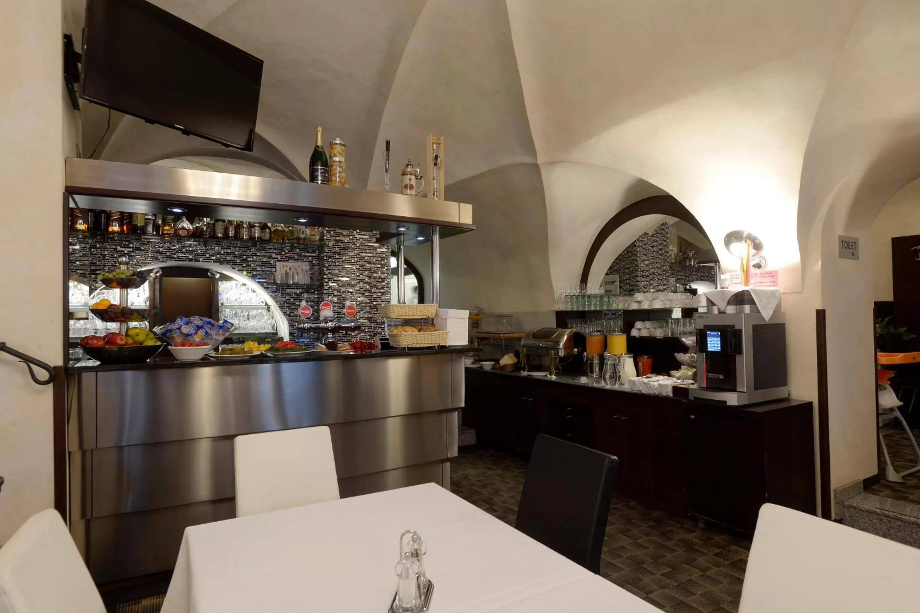 Restaurant/places to eat in Hotel Grand