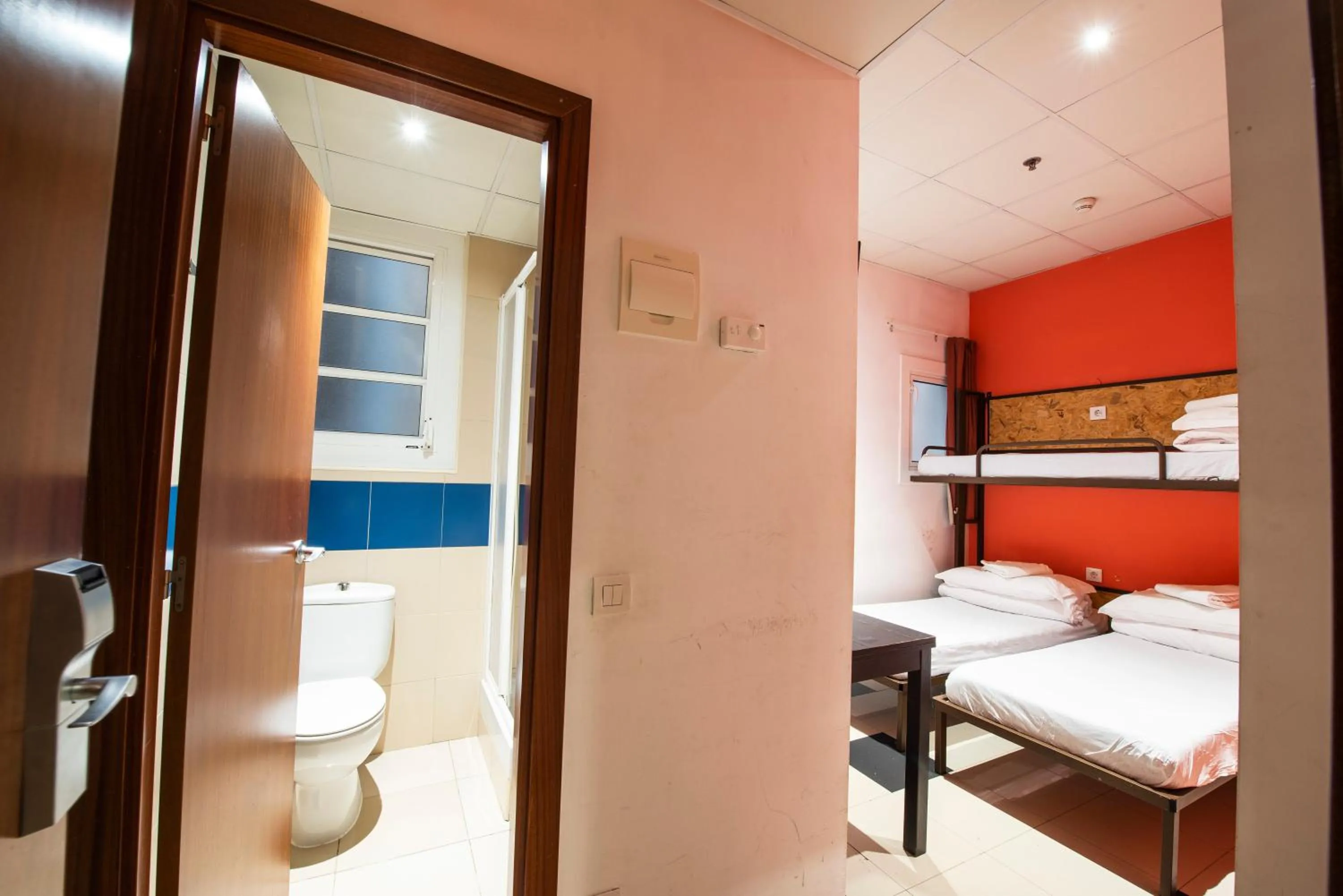 Bathroom, Bed in Safestay Barcelona Passeig de Gràcia