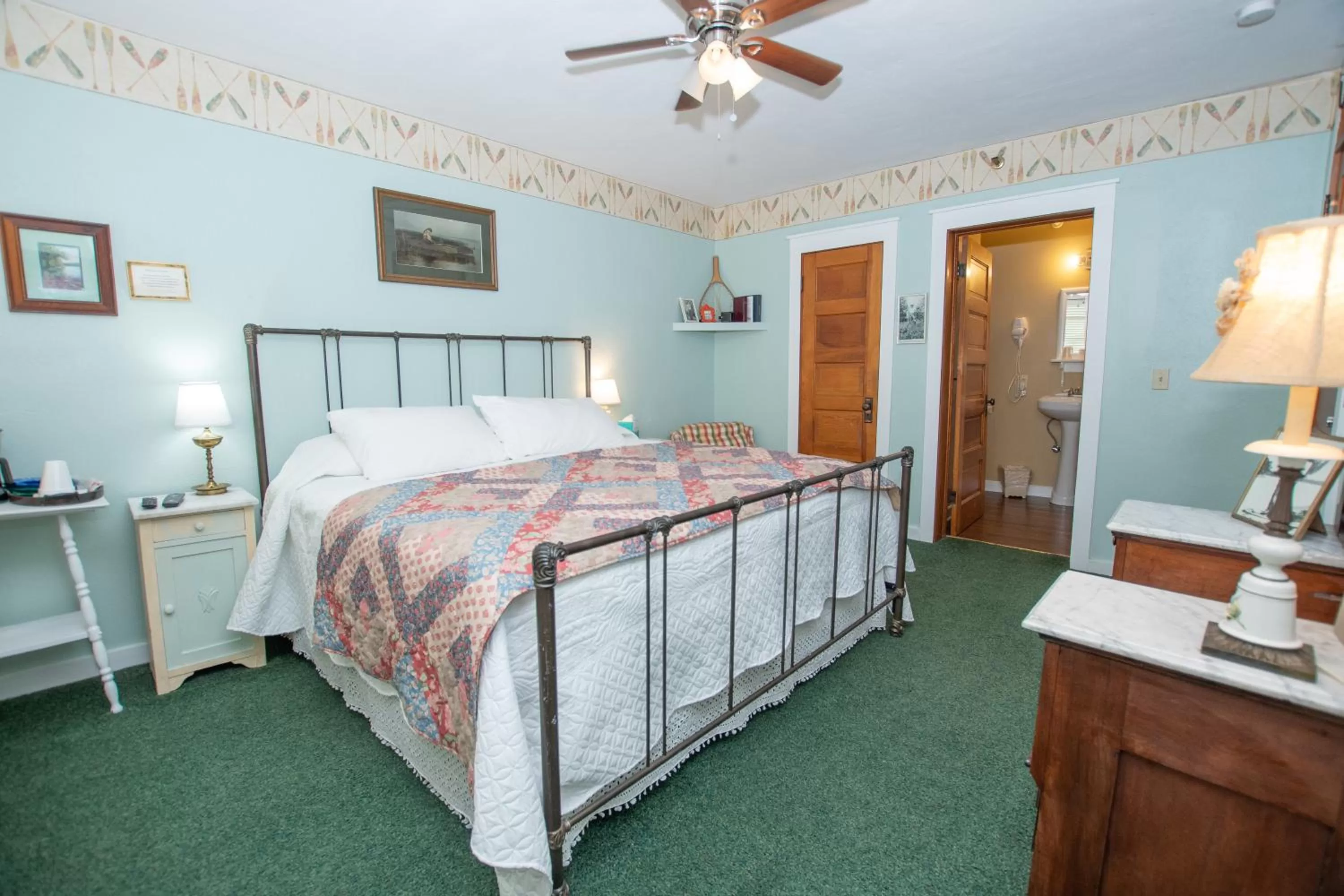 Bed in Terrace Inn and 1911 Restaurant