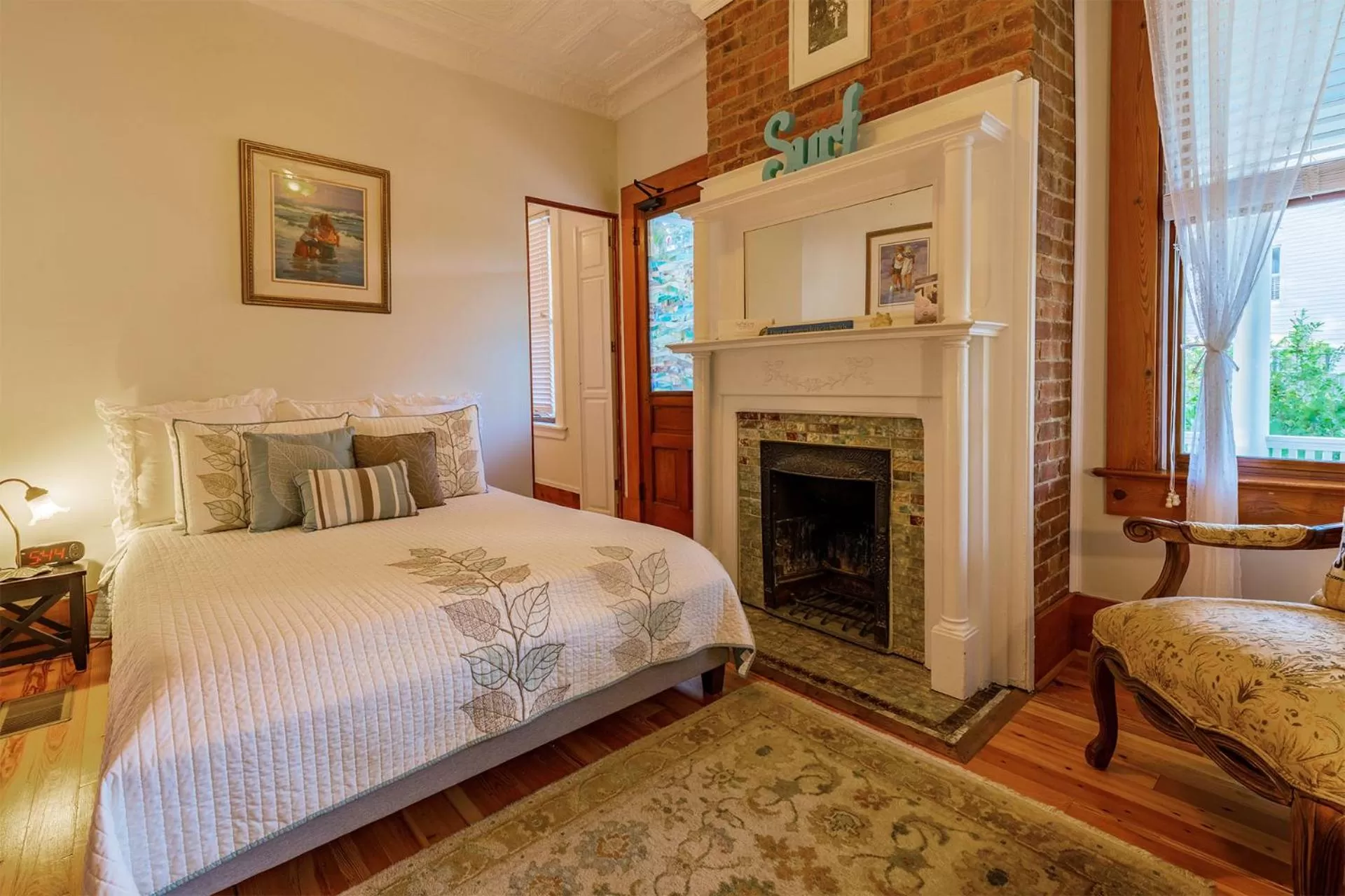 Bed in Surf Song Bed & Breakfast