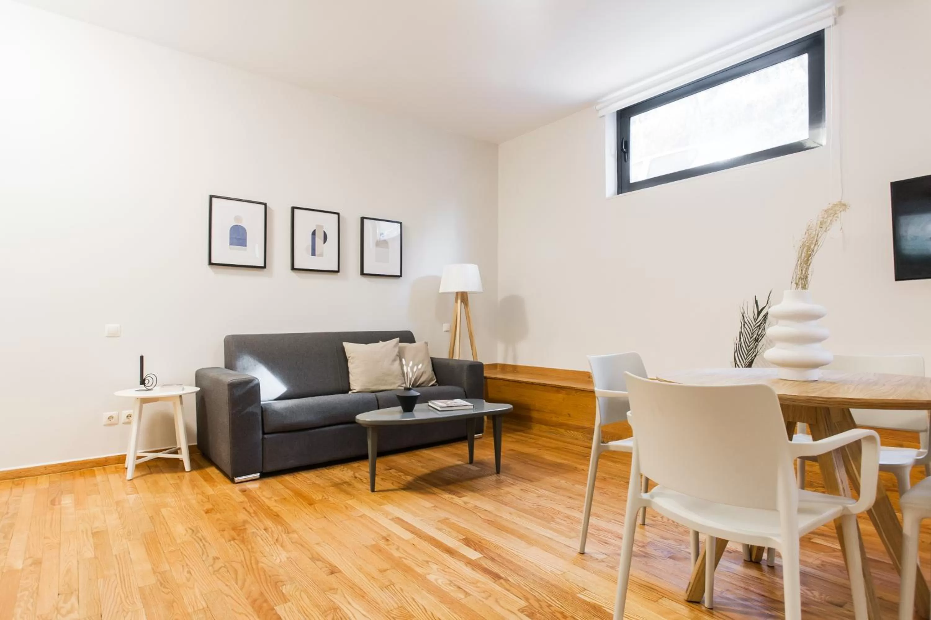 Living room, Seating Area in ZOIA The Hill by UPSTREET