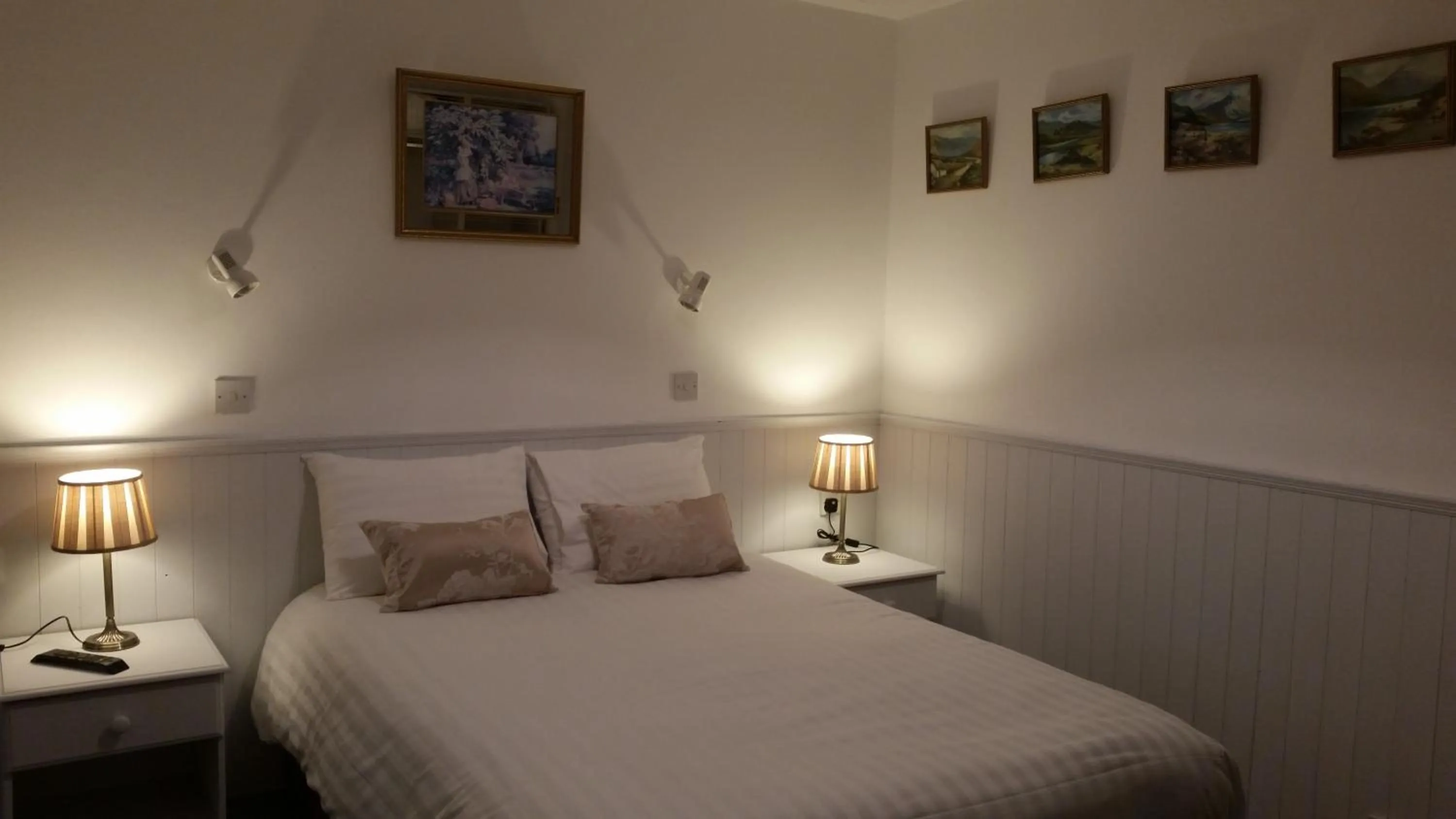 Bedroom, Bed in Halfway House Hotel