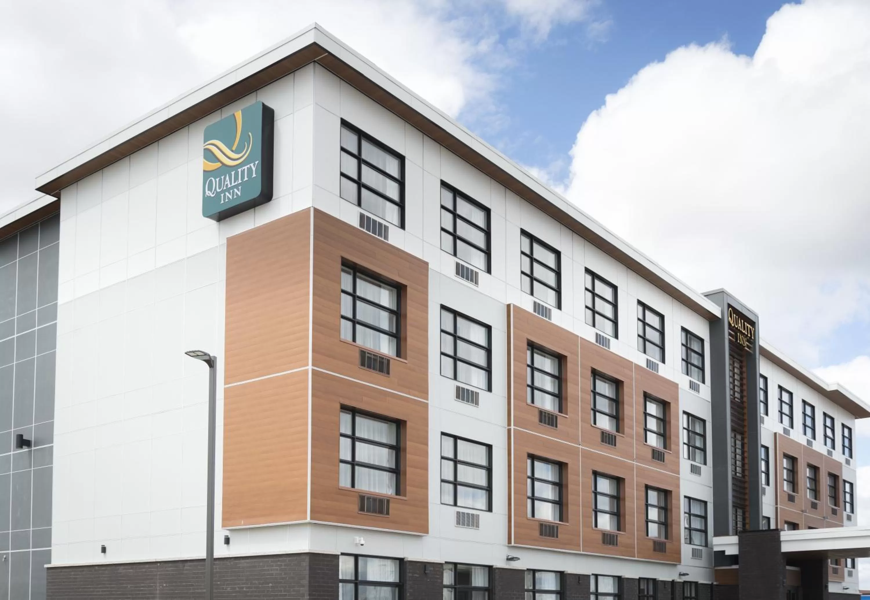 Facade/entrance, Property Building in Quality Inn Sept-Iles