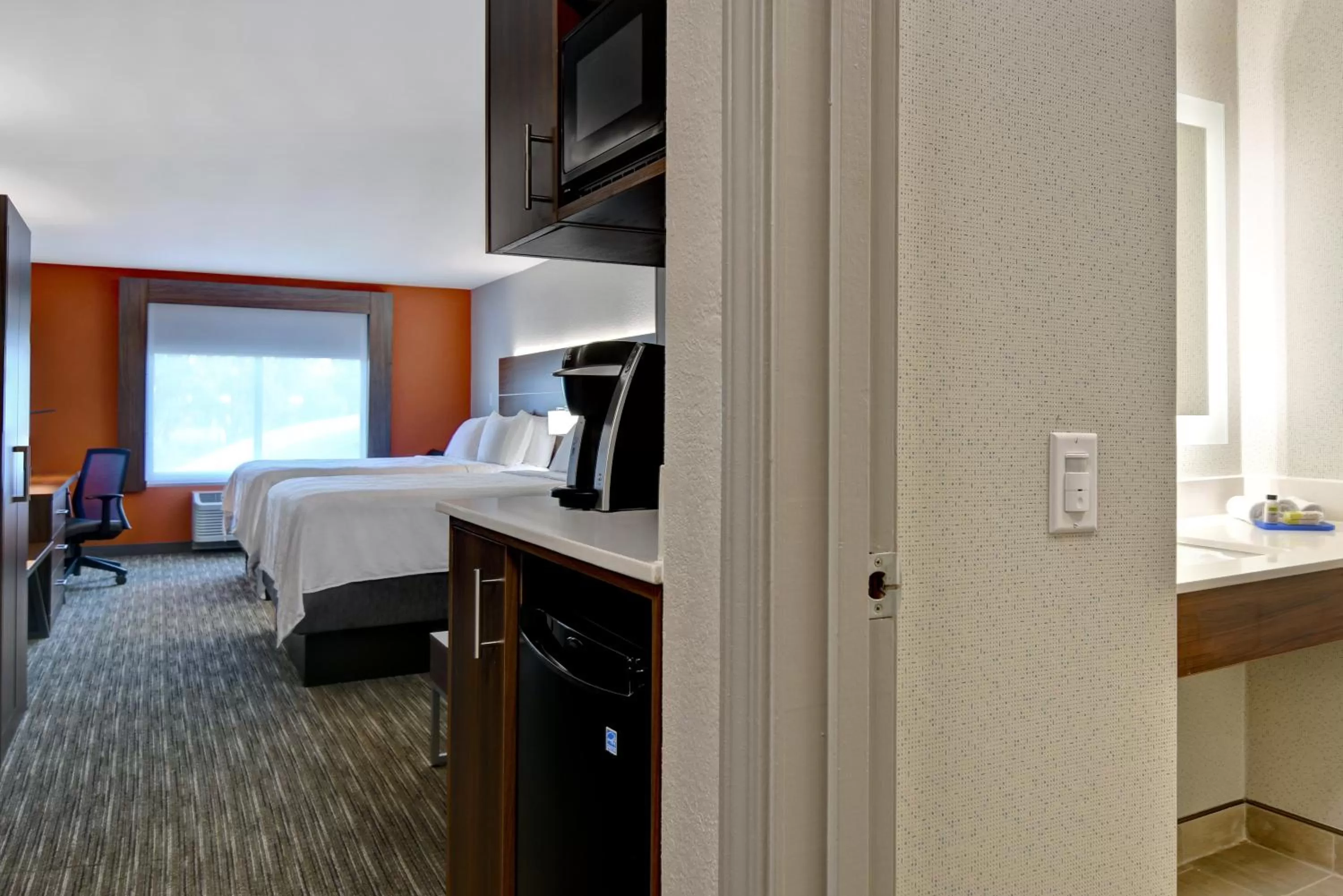 Photo of the whole room, Bed in Holiday Inn Express Hotel & Suites Anderson I-85 - HWY 76, Exit 19B by IHG