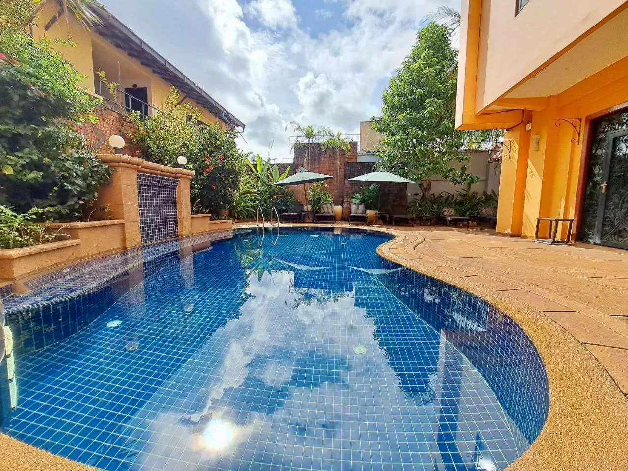 Swimming pool in DEN HOTEL TOTONOU SIEM REAP