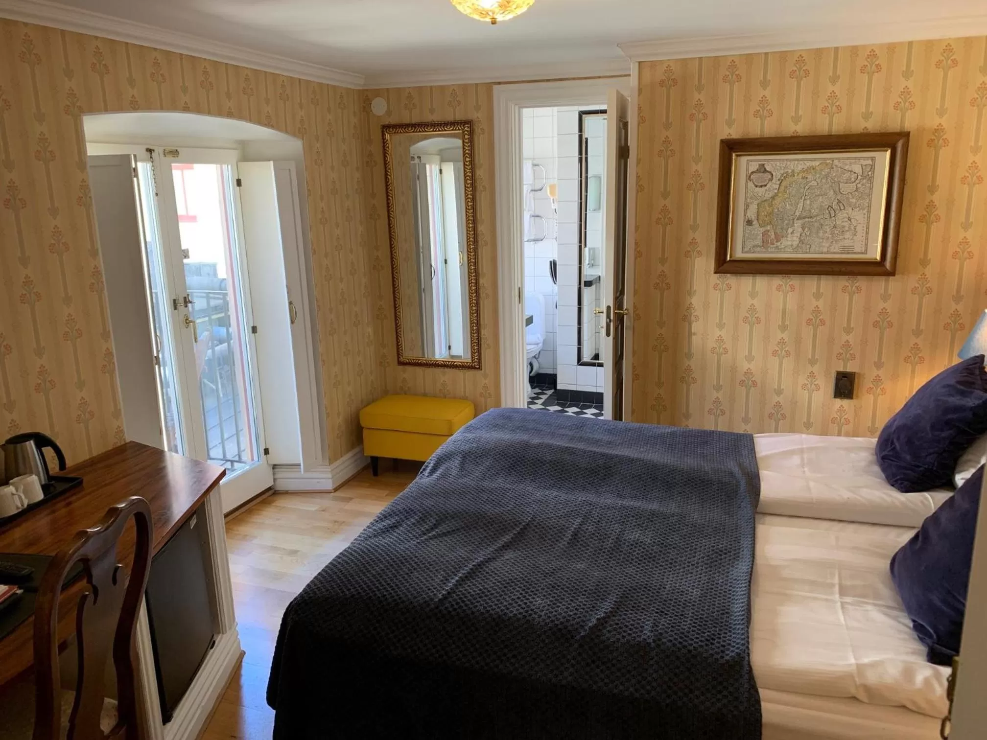 Bed in Mayfair Hotel Tunneln