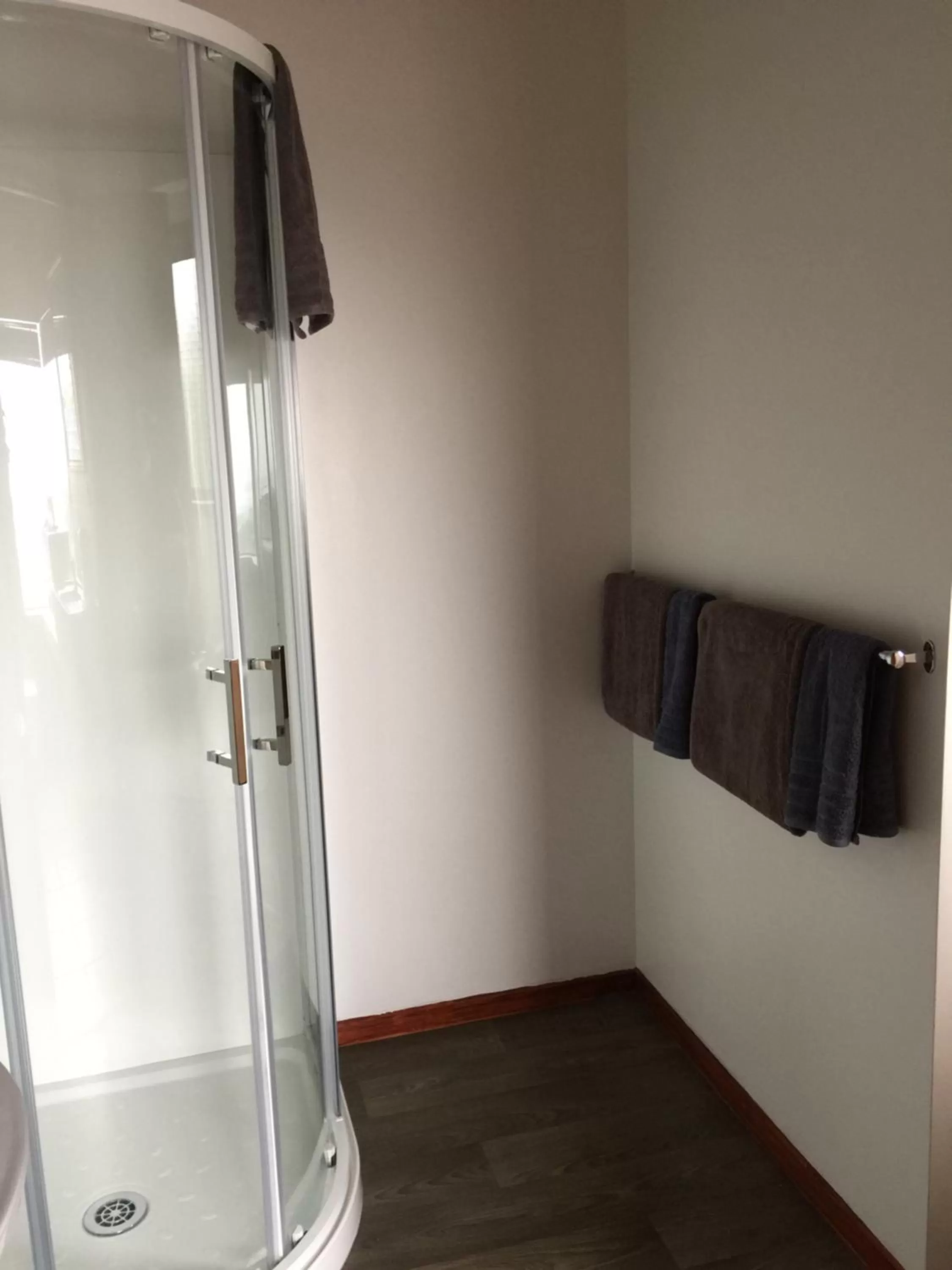 Bathroom in Grafton Cottage & Chalets