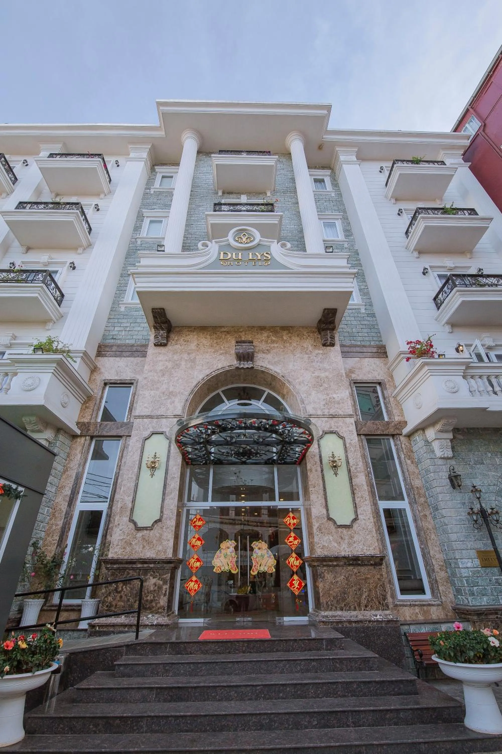 Property building in Hotel Du Lys