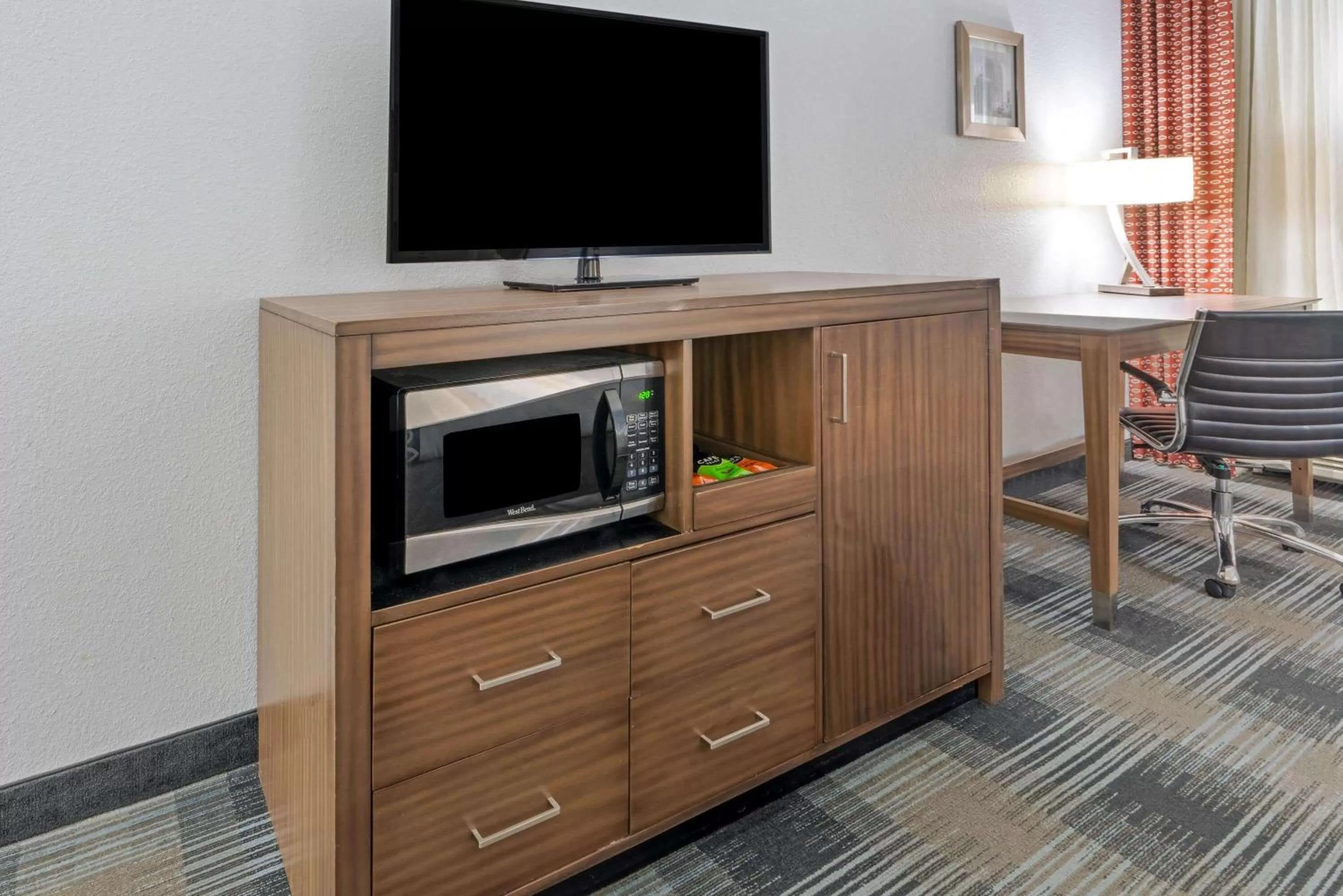 Photo of the whole room in La Quinta by Wyndham Guthrie