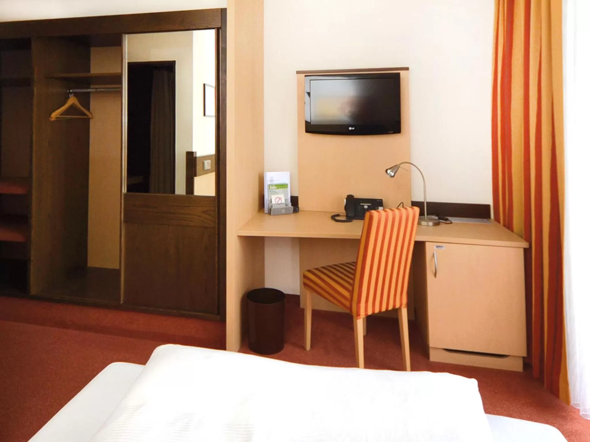 Photo of the whole room, Bed in Seligweiler Hotel & Restaurant