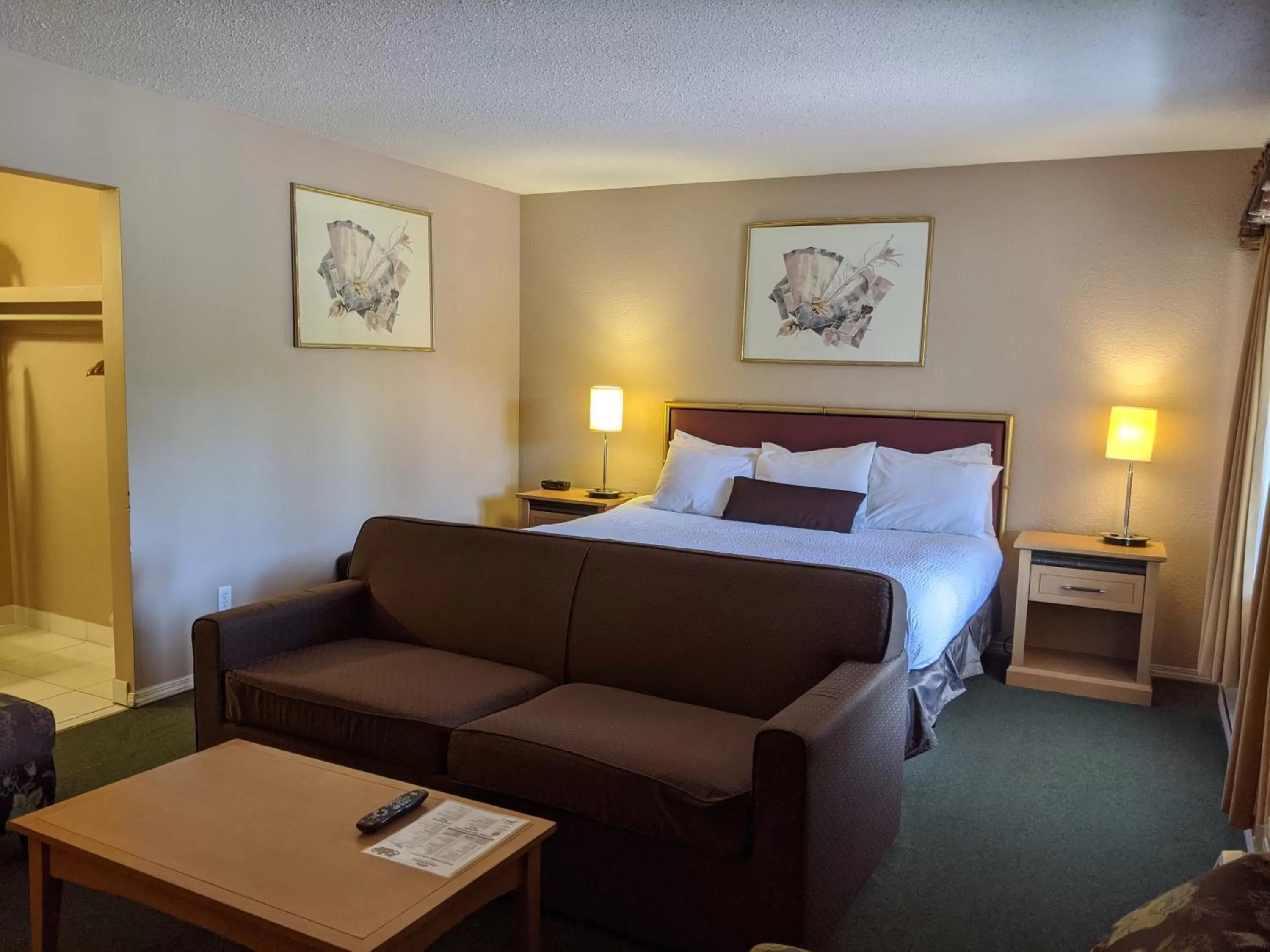 Bed in Howard Johnson by Wyndham Downtown Kamloops
