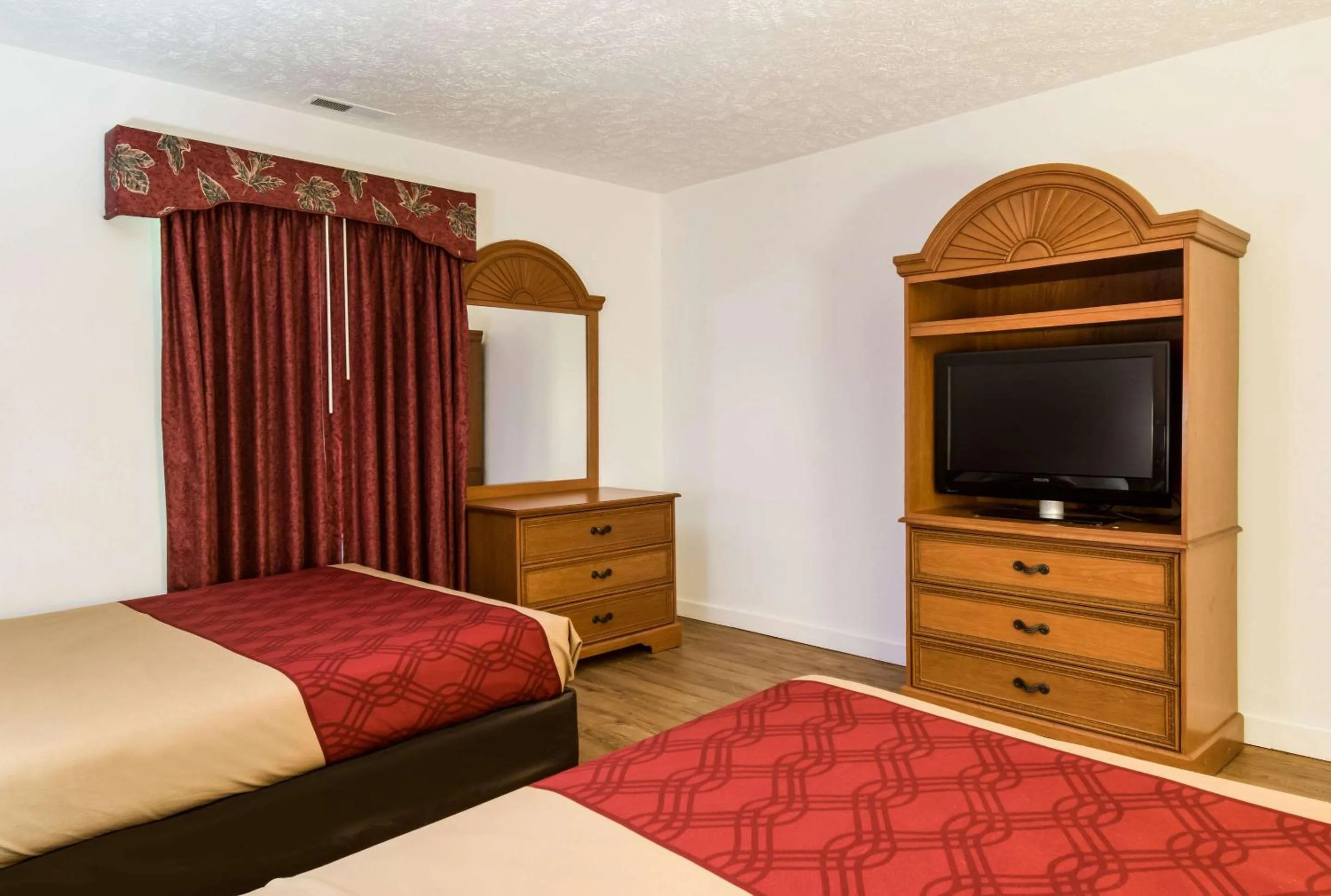 Photo of the whole room, Bed in Econo Lodge Inn & Suites Lake Harmony - Pocono Mountains Area