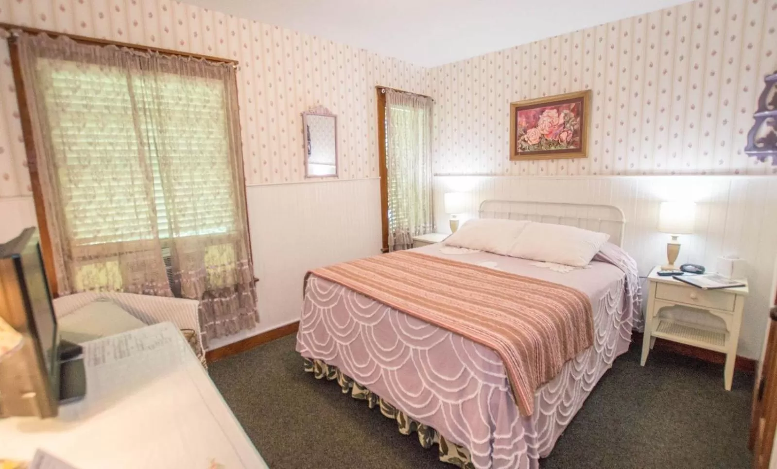 Bed in Terrace Inn and 1911 Restaurant