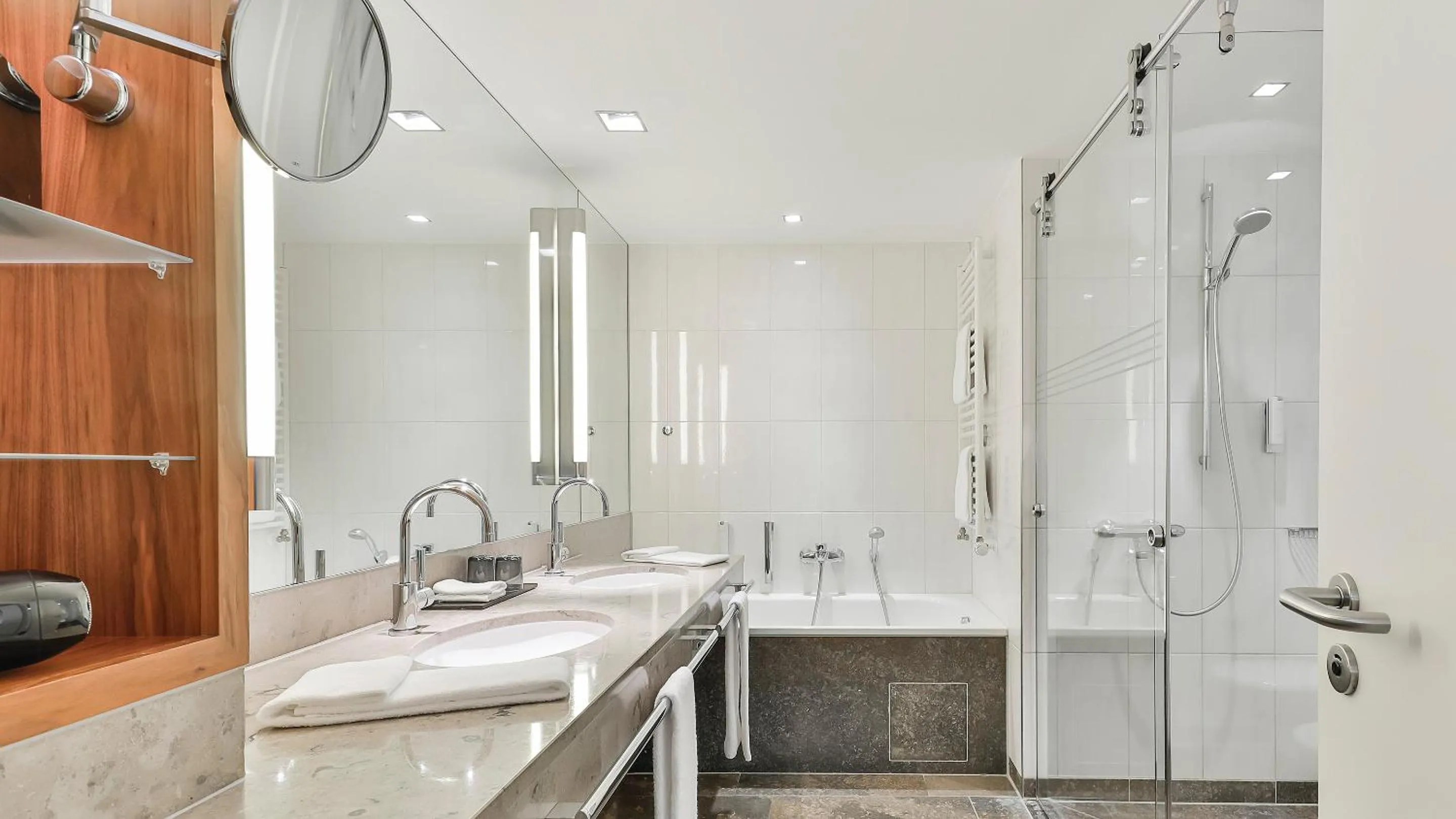 Shower in Dorint Hotel am Heumarkt Köln