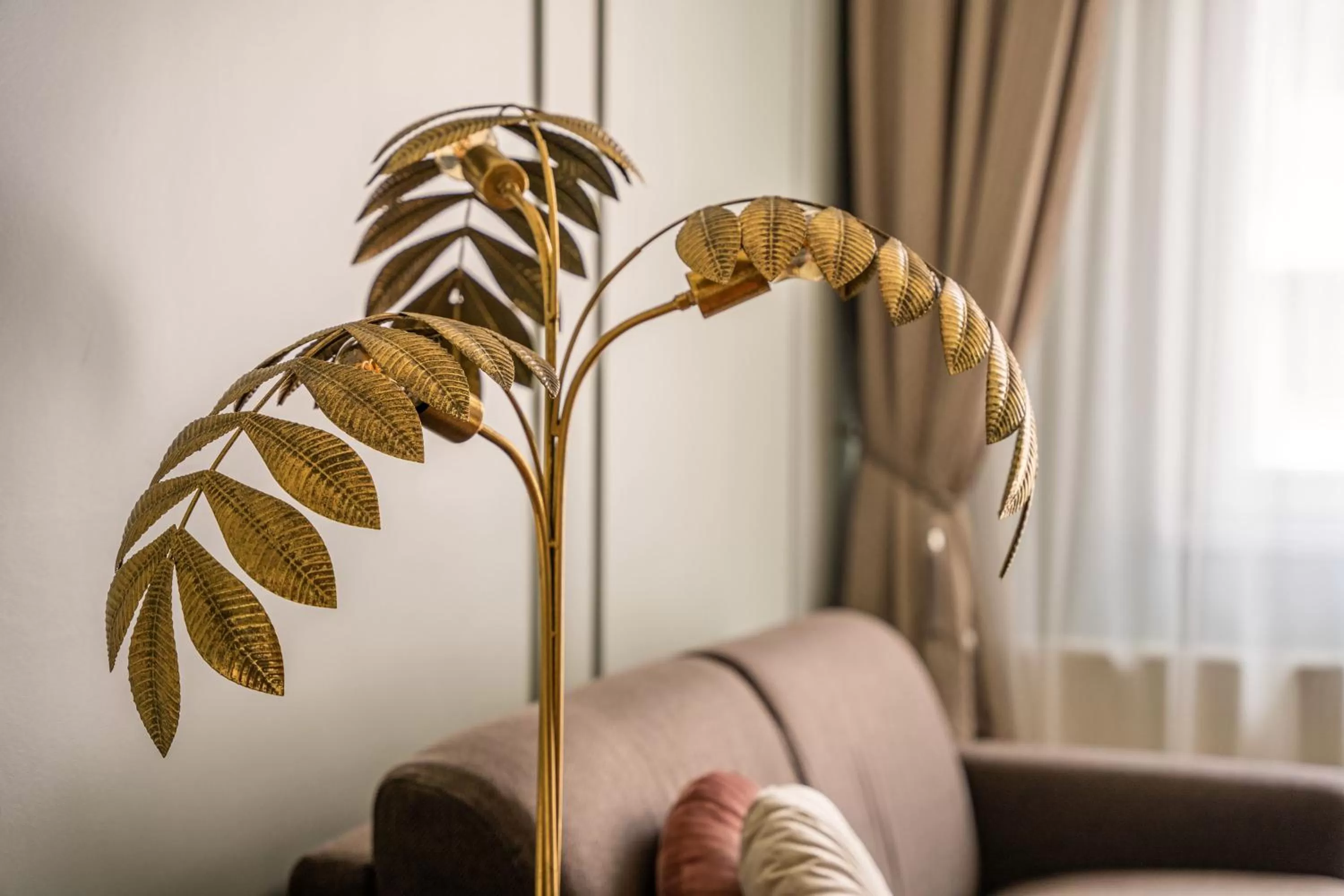 Living room in Queen's Court Hotel & Residence