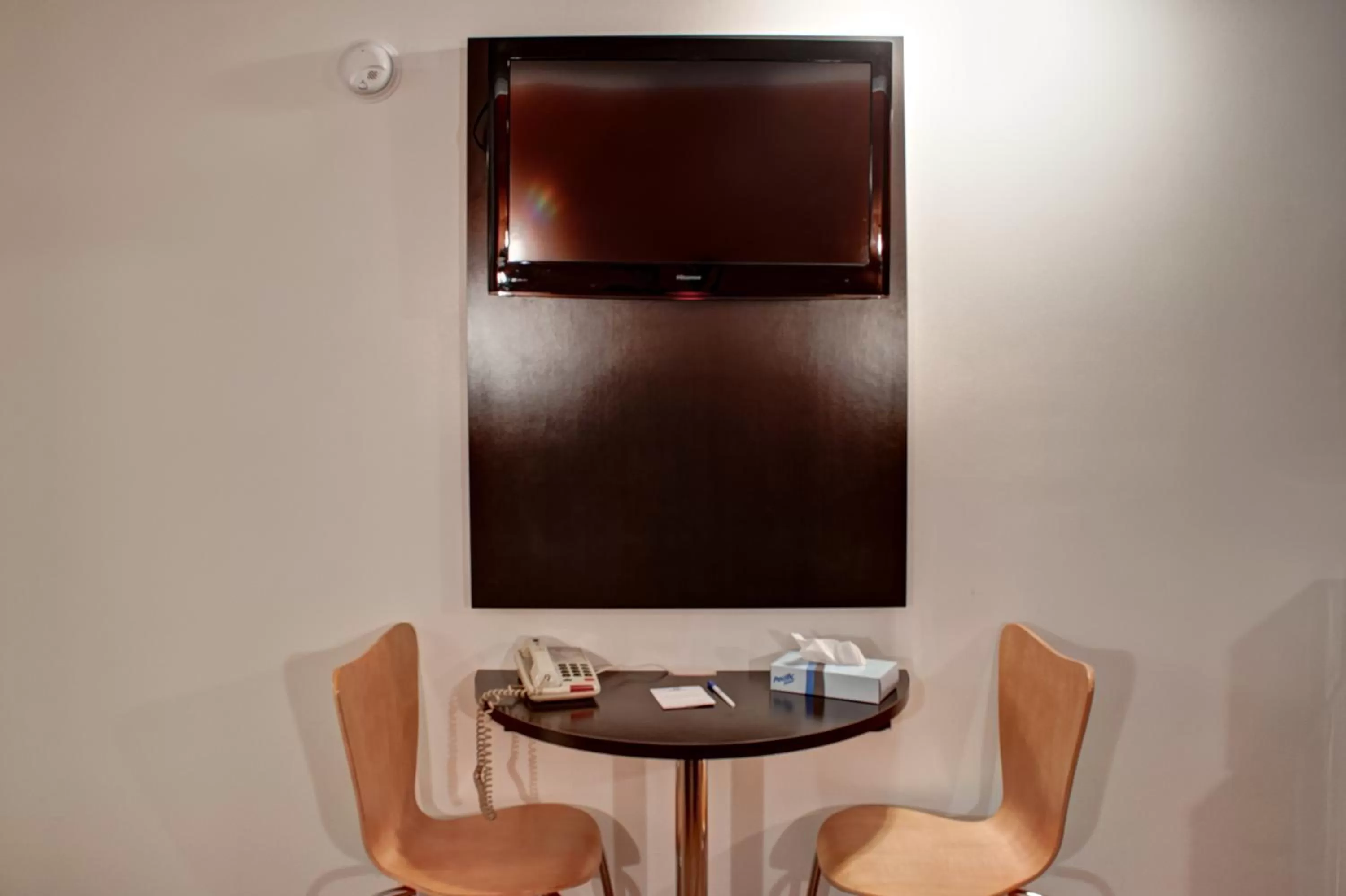 Dining area in Americas Best Value Inn Heath-Newark