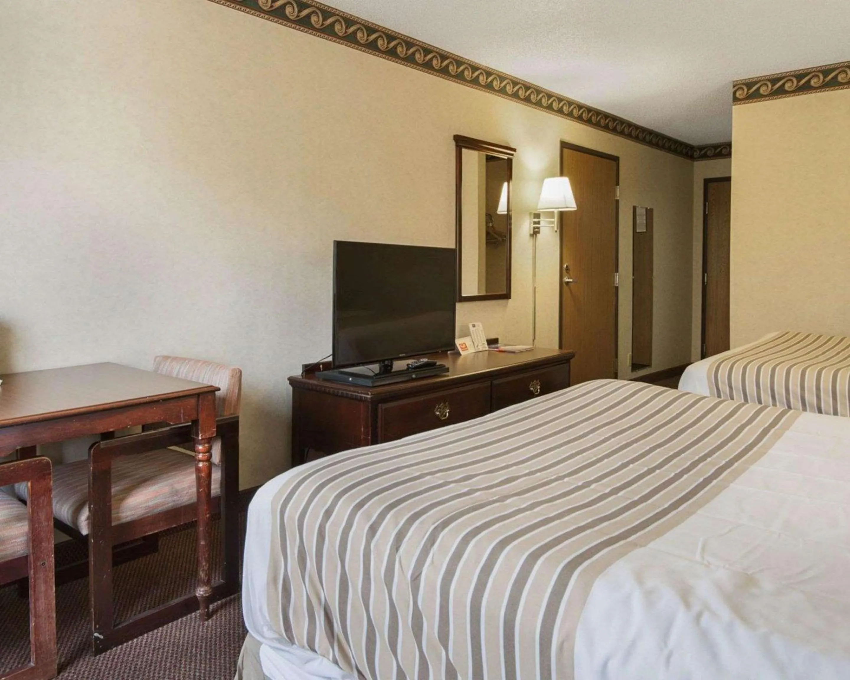 Photo of the whole room, Bed in Econo Lodge Inn & Suites El Paso West