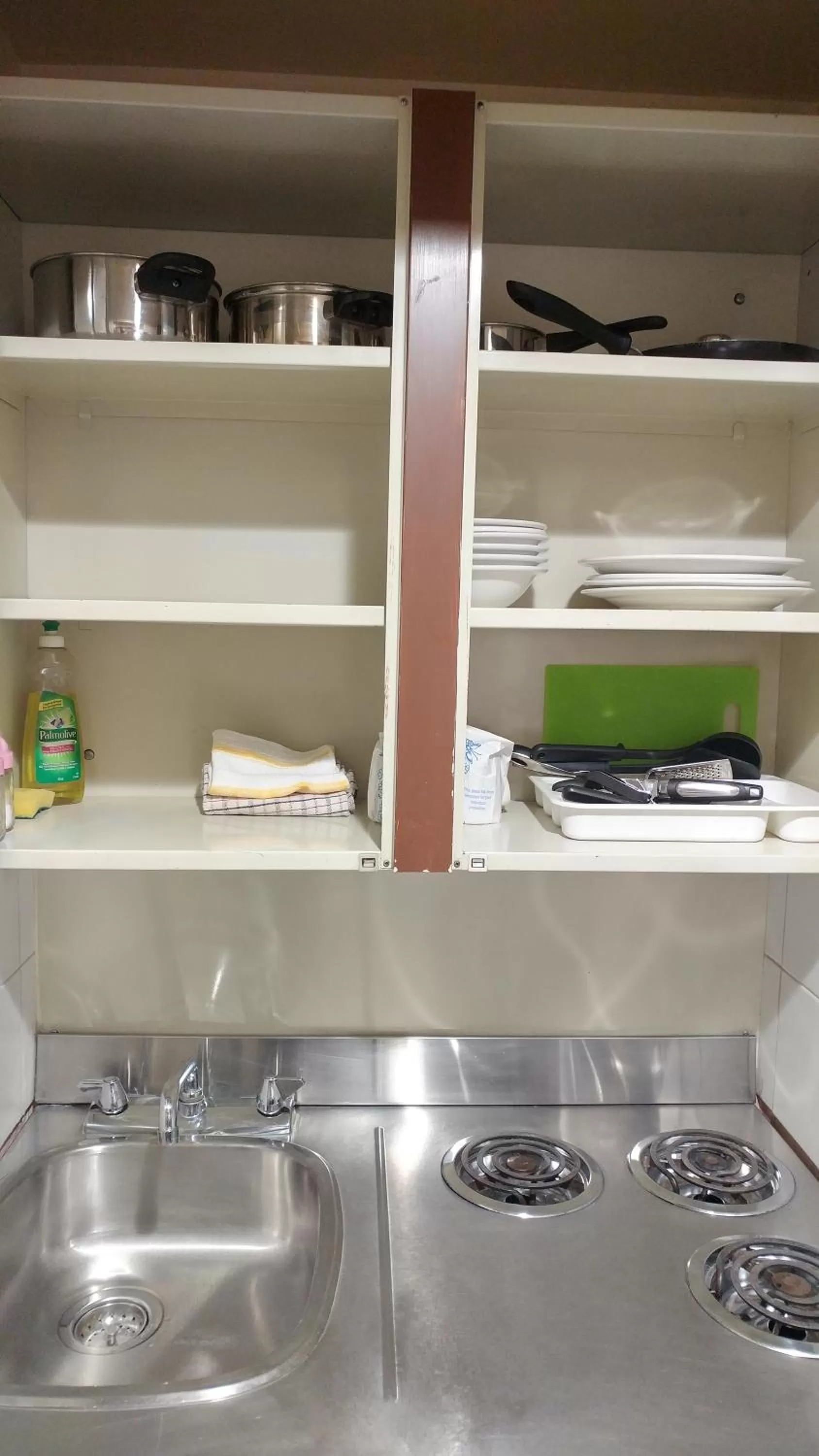 Kitchen or kitchenette in Argyll Plaza Hotel